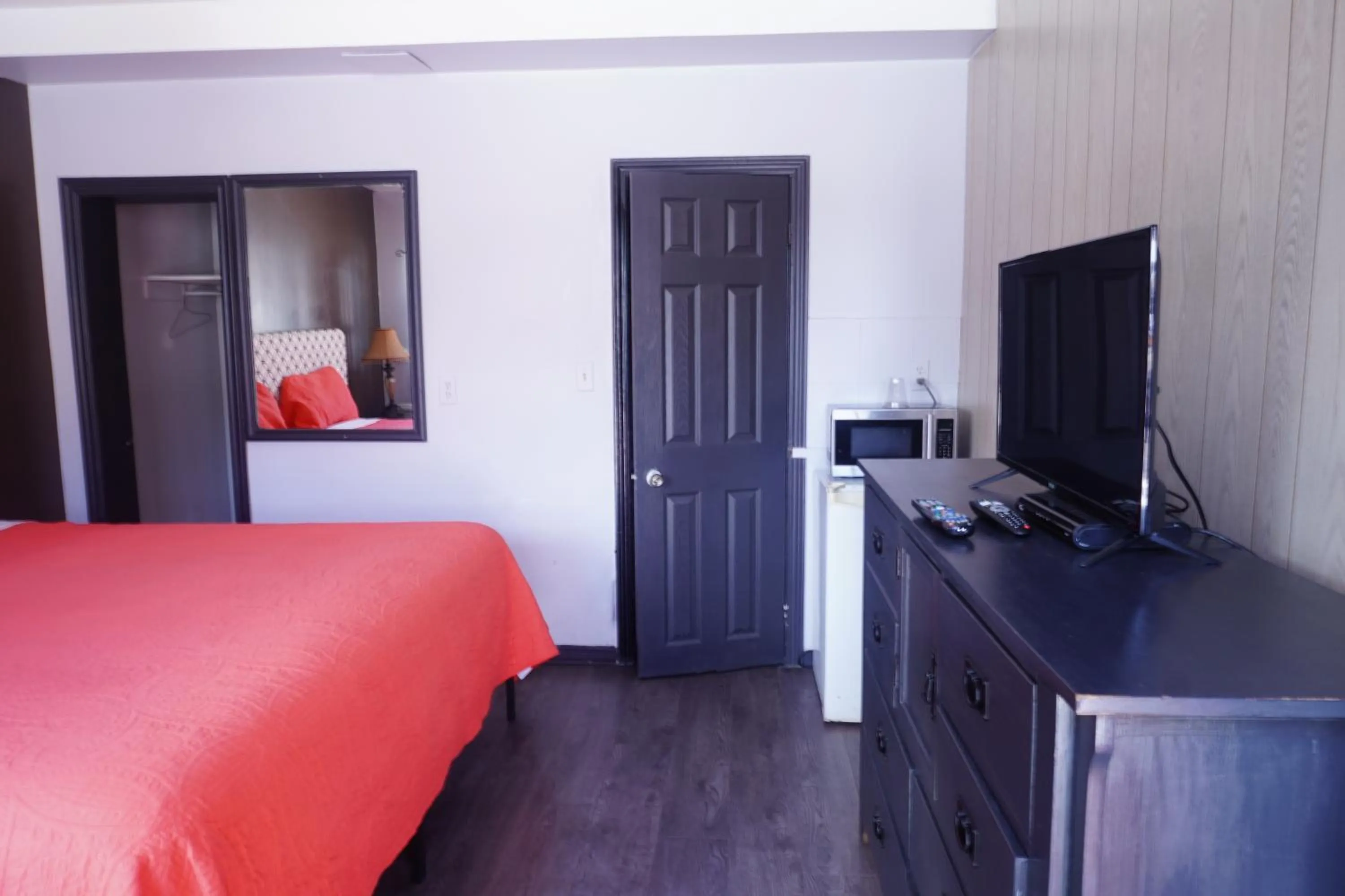 Bed in Crestwood Motel