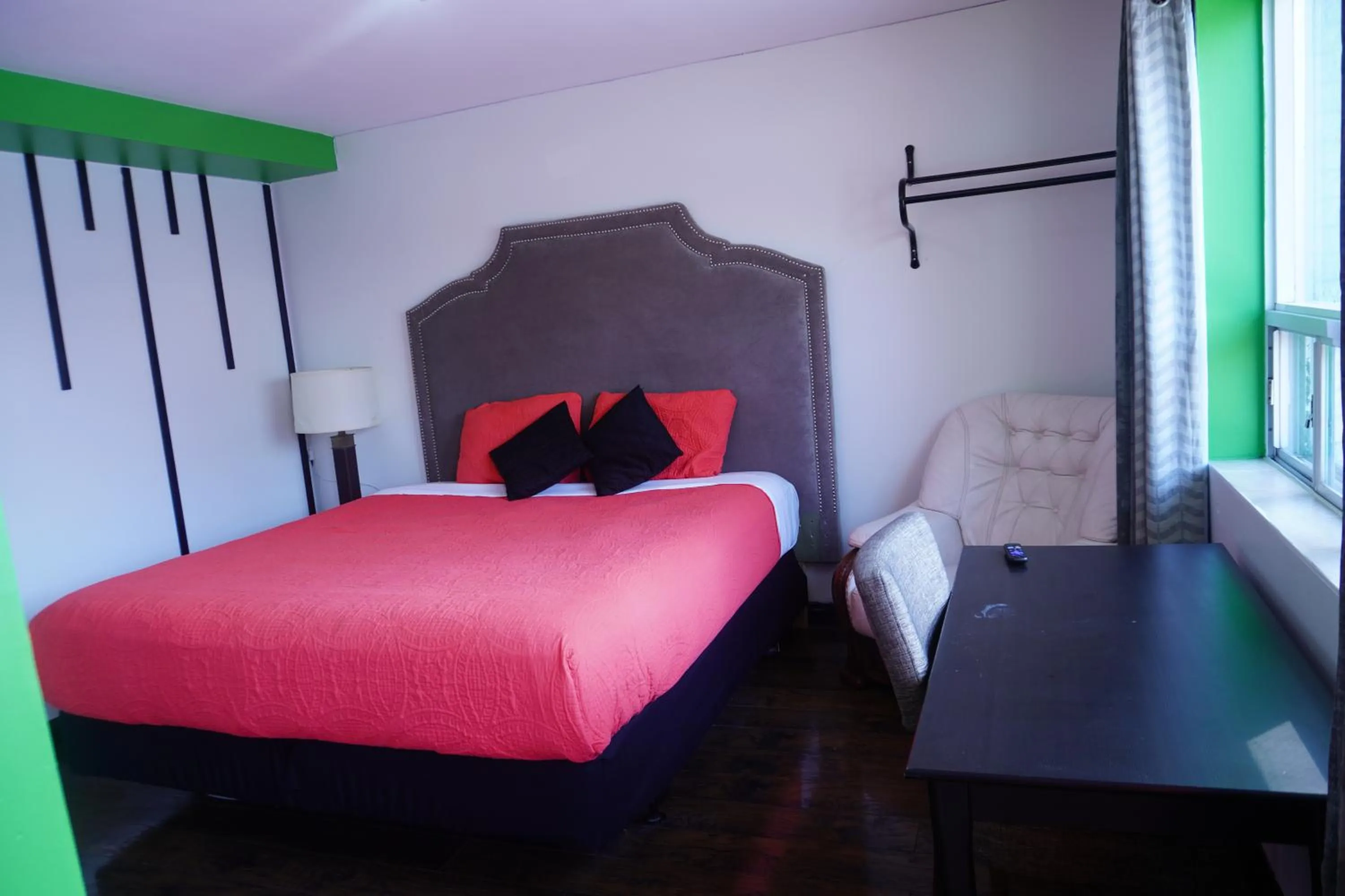 Bedroom, Bed in Crestwood Motel