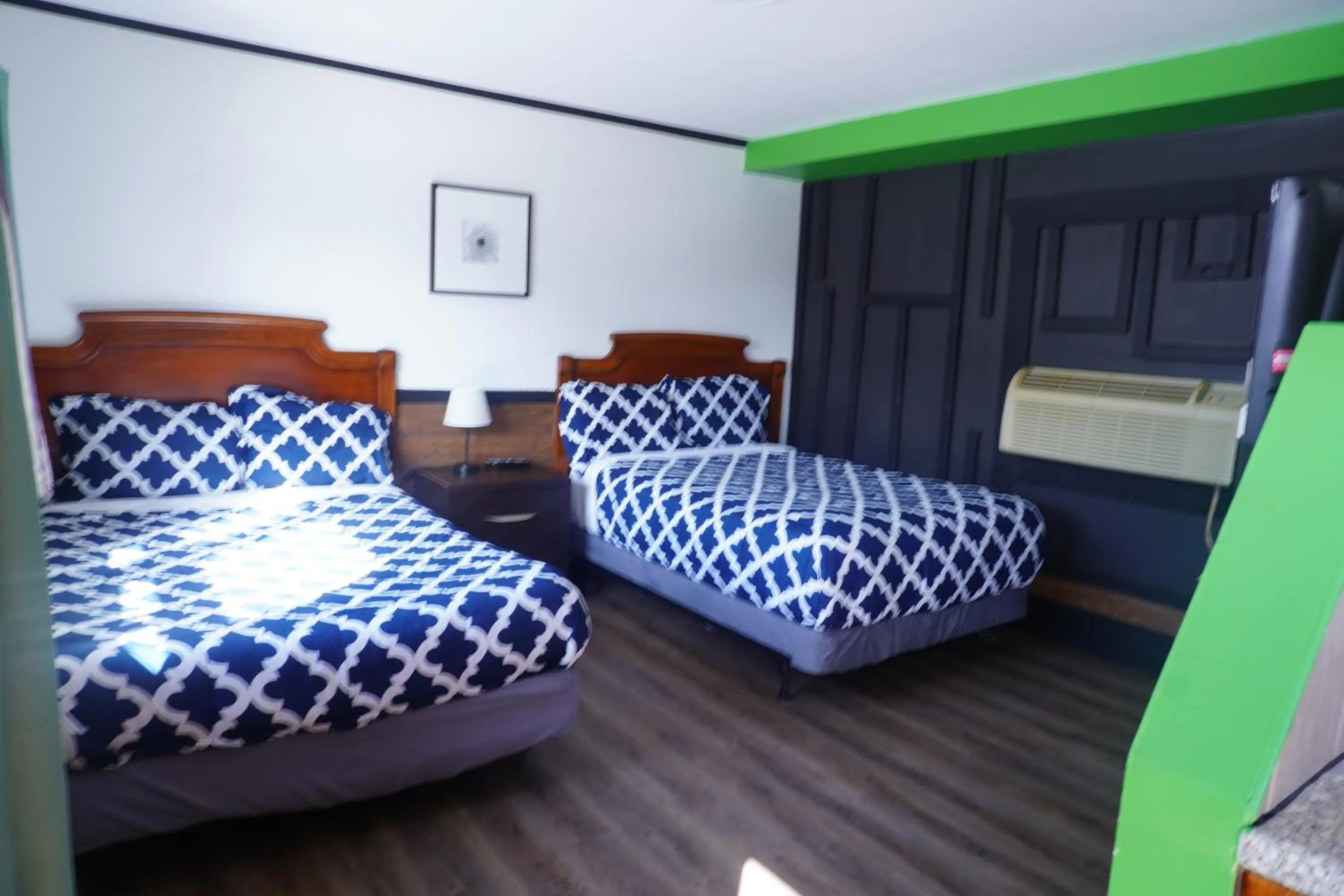 Property building, Bed in Crestwood Motel