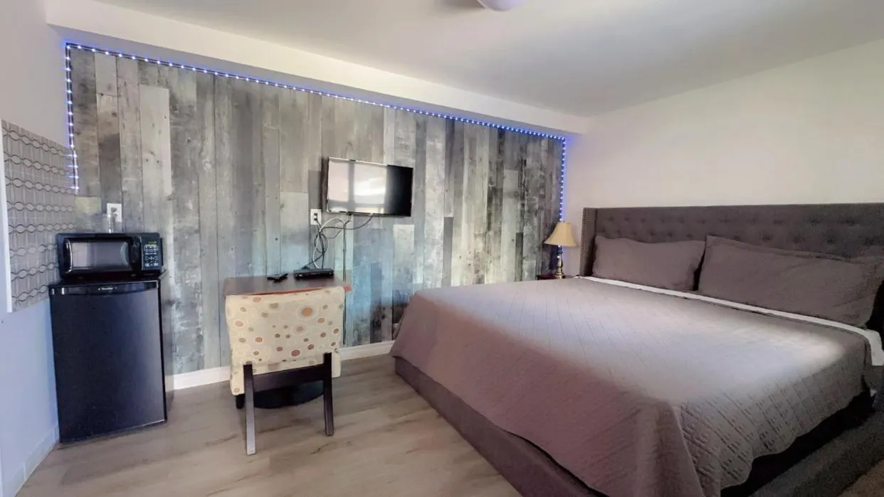 Seating area, Bed in Crestwood Motel