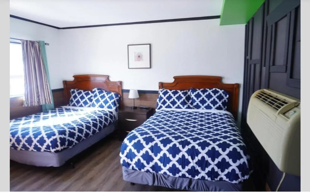 Bed in Crestwood Motel