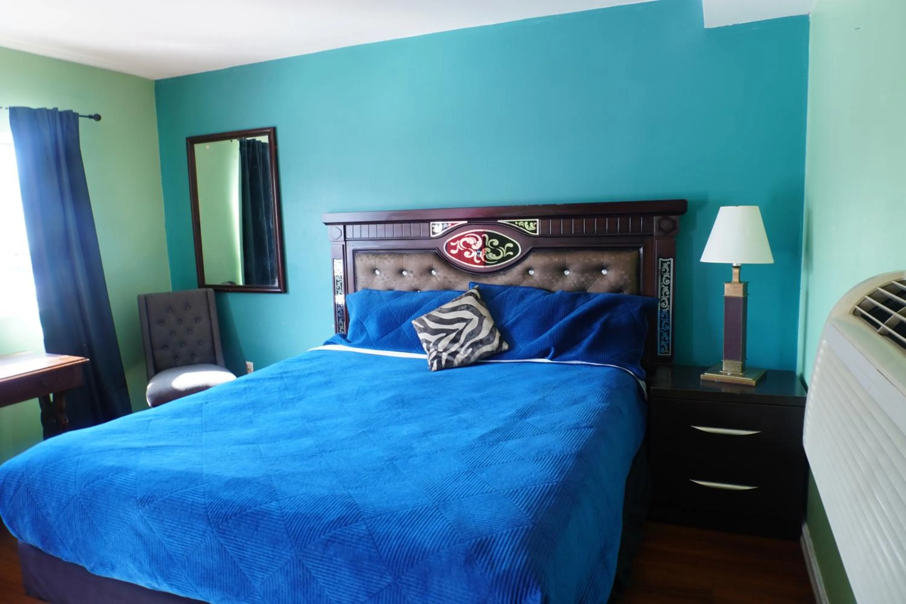 Bedroom, Bed in Crestwood Motel