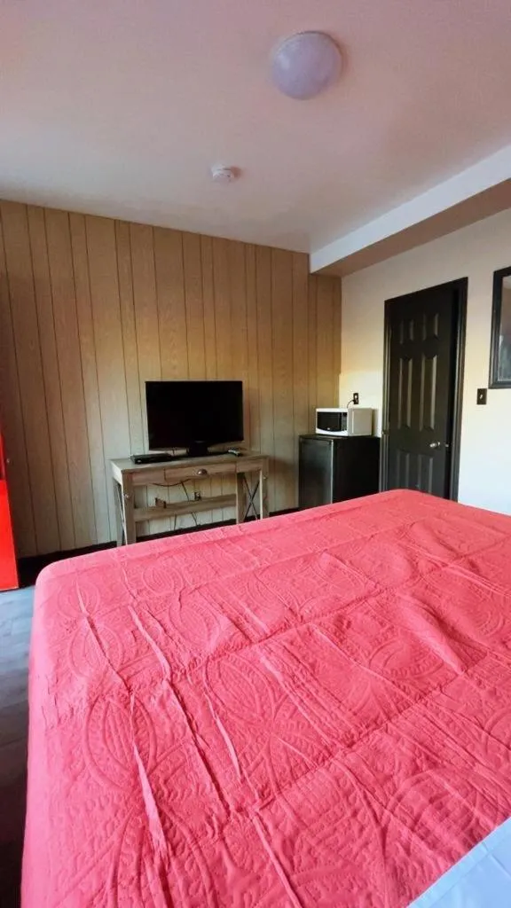 Bed in Crestwood Motel