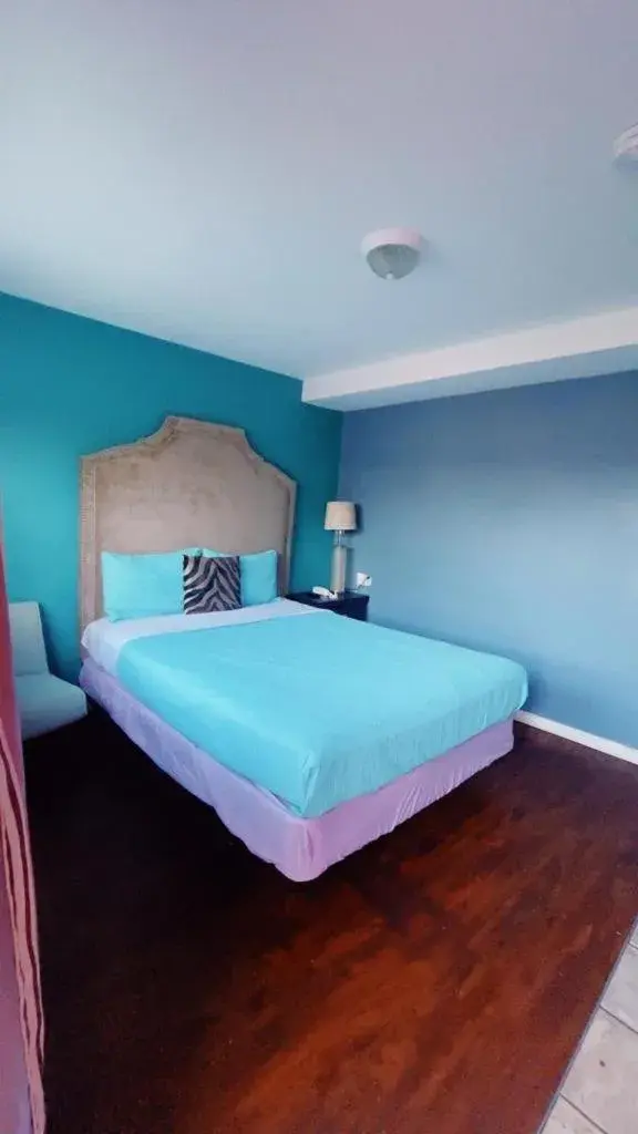 Deluxe Queen Room in Crestwood Motel Deluxe Queen Room in Crestwood Motel