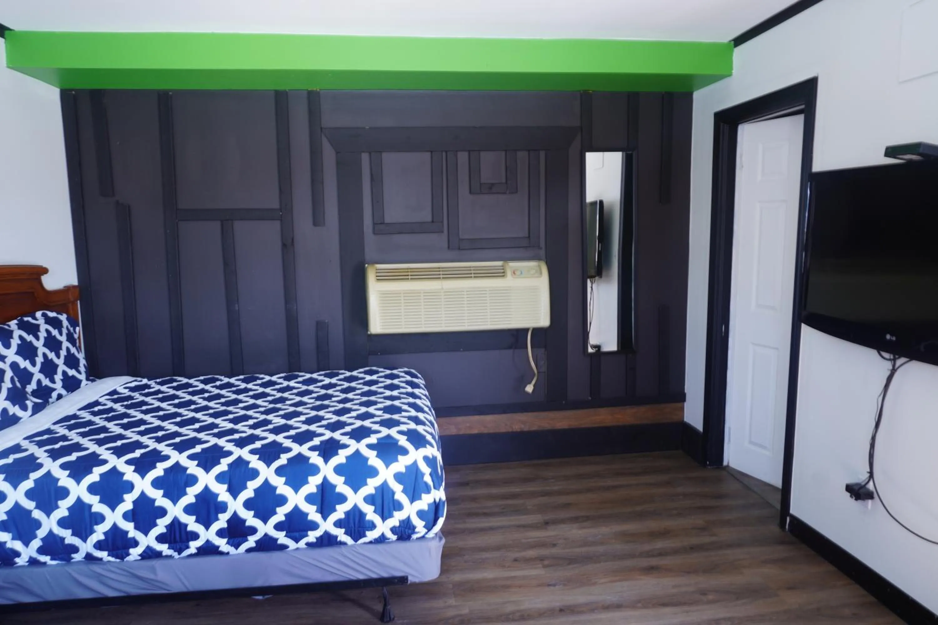 View (from property/room), Bed in Crestwood Motel