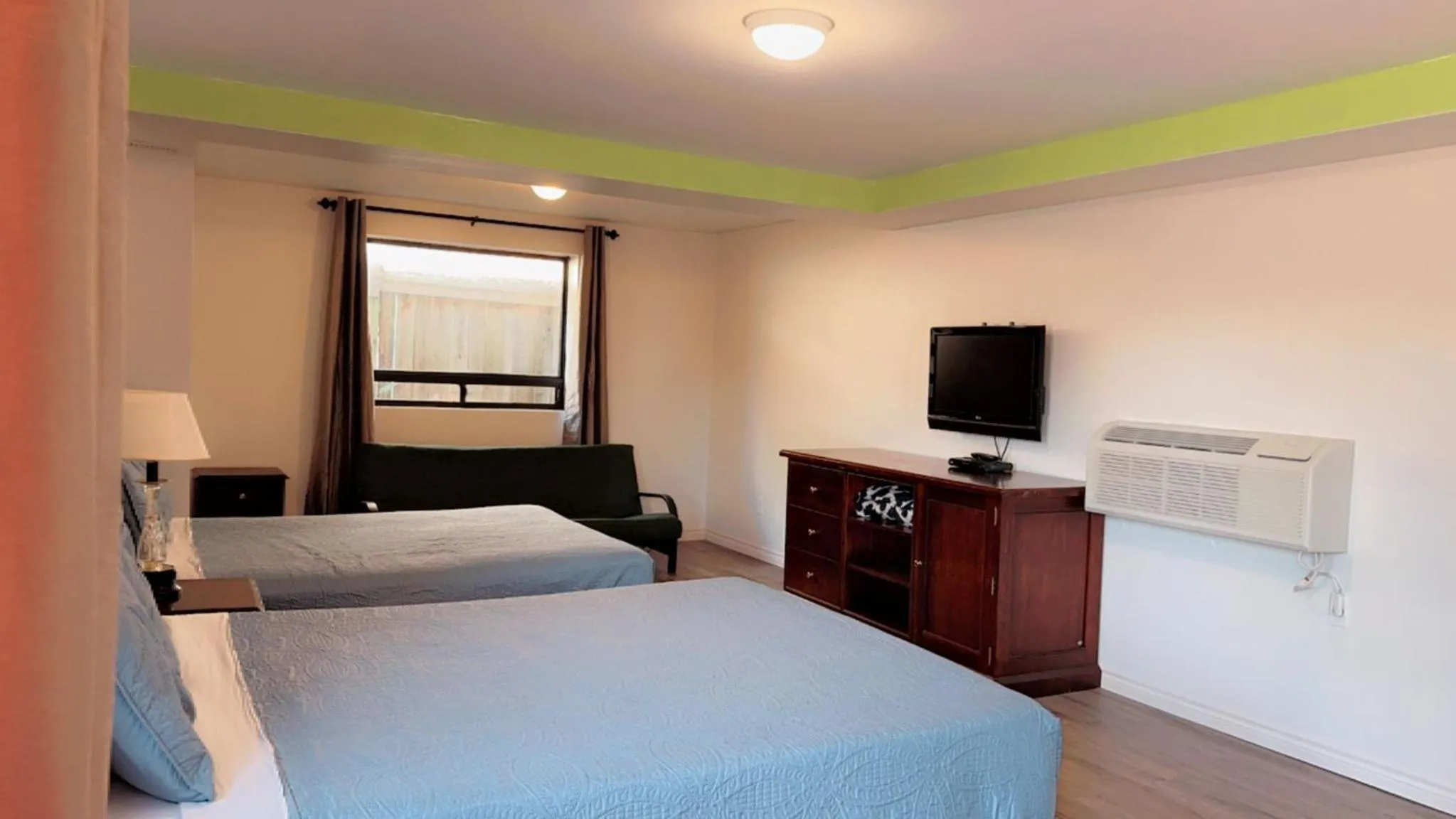 Bed in Crestwood Motel