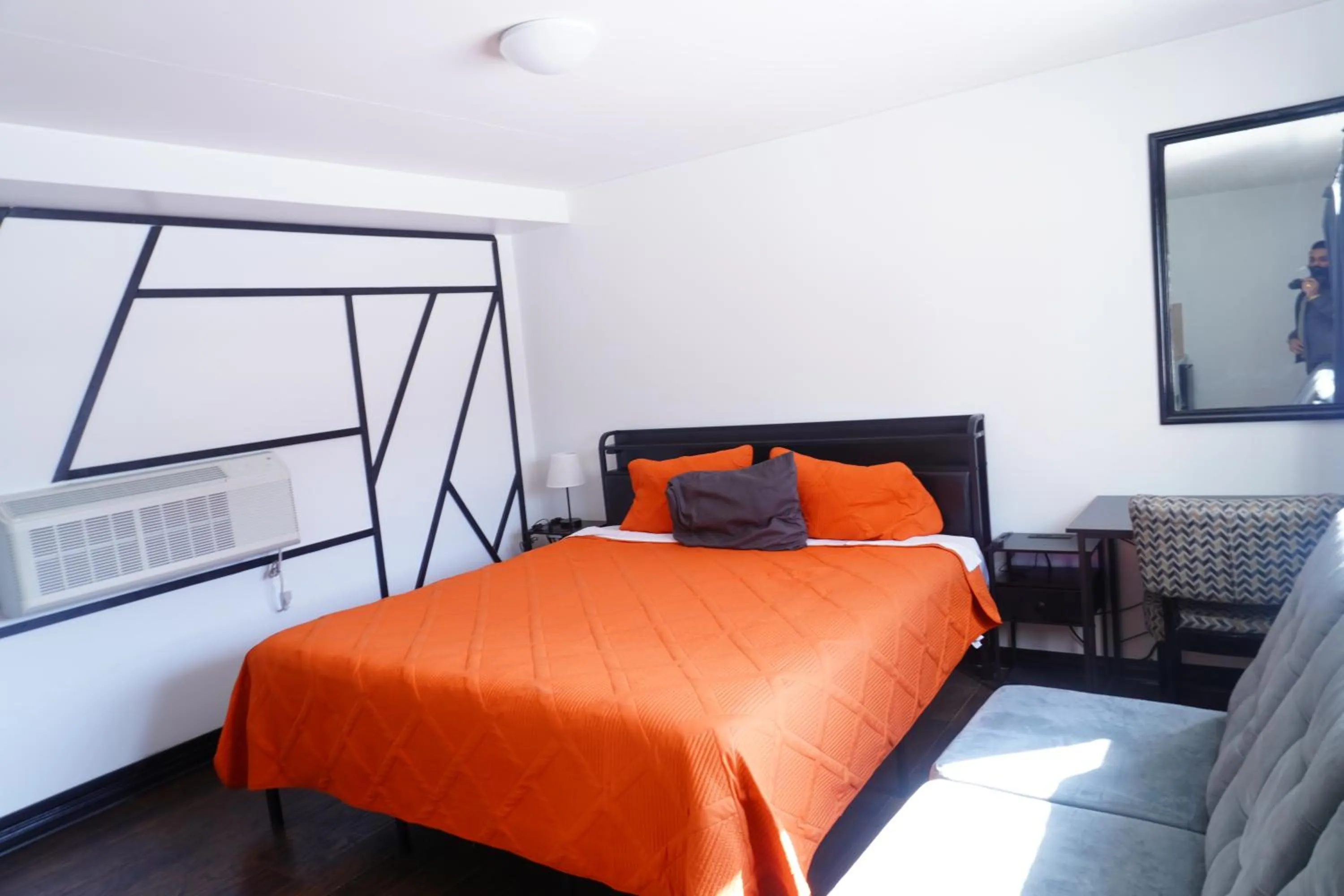 Bedroom, Bed in Crestwood Motel