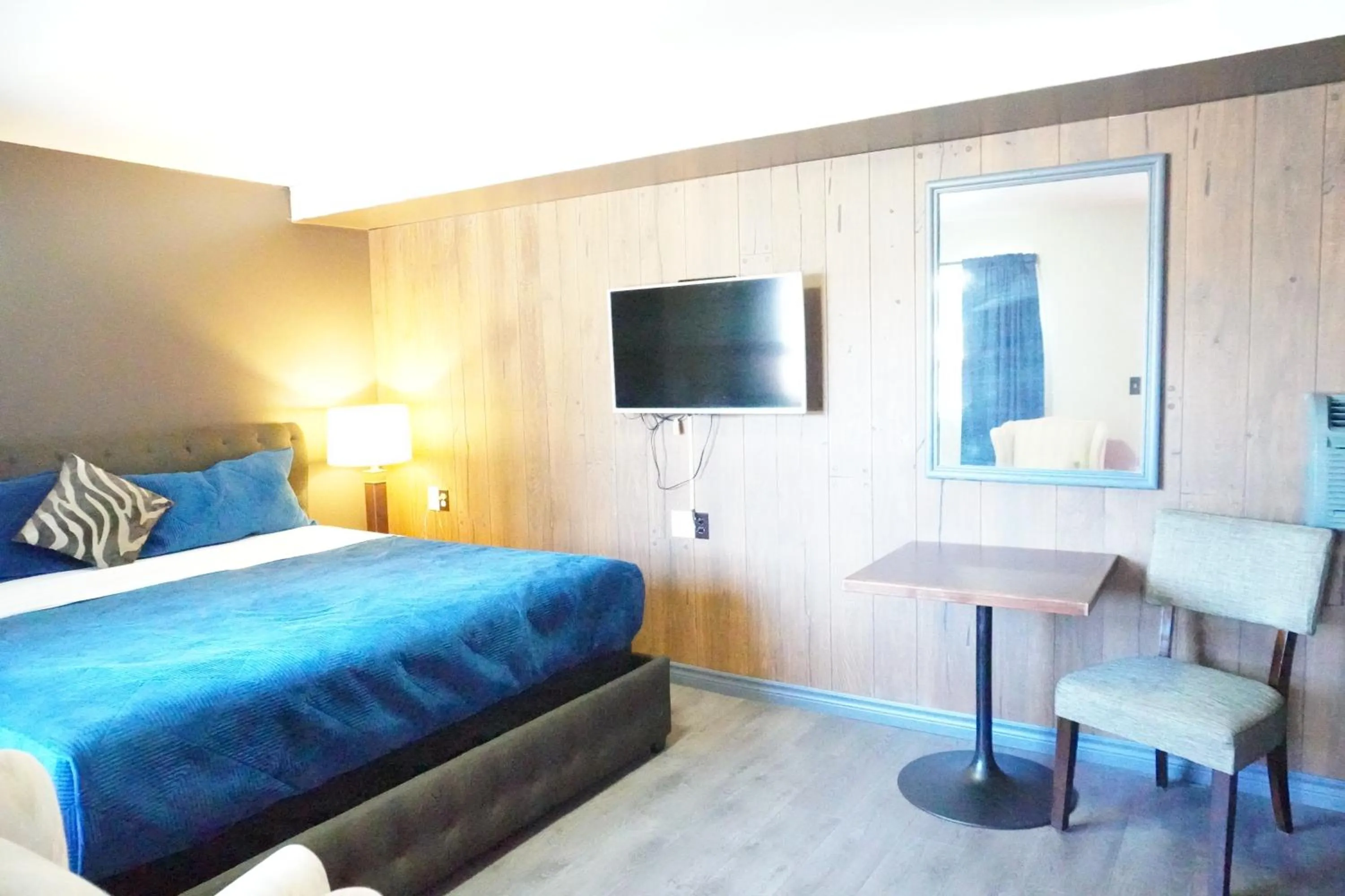 Bed in Crestwood Motel