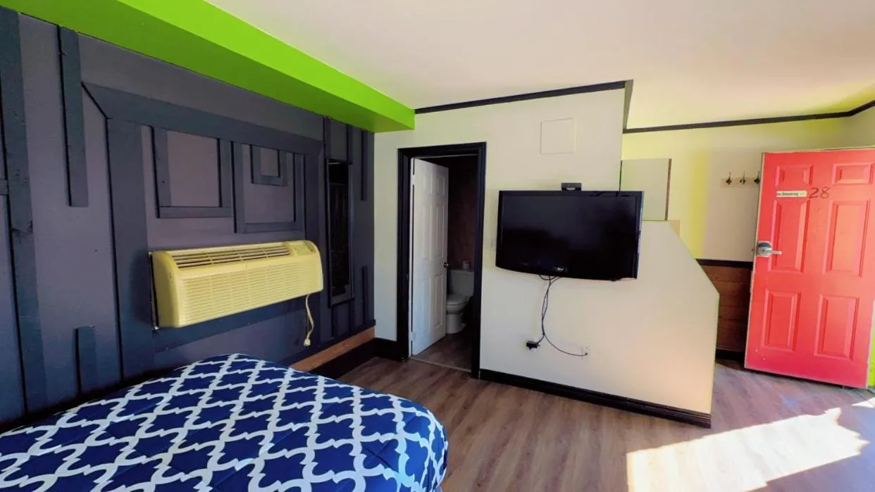 TV and multimedia, Bed in Crestwood Motel