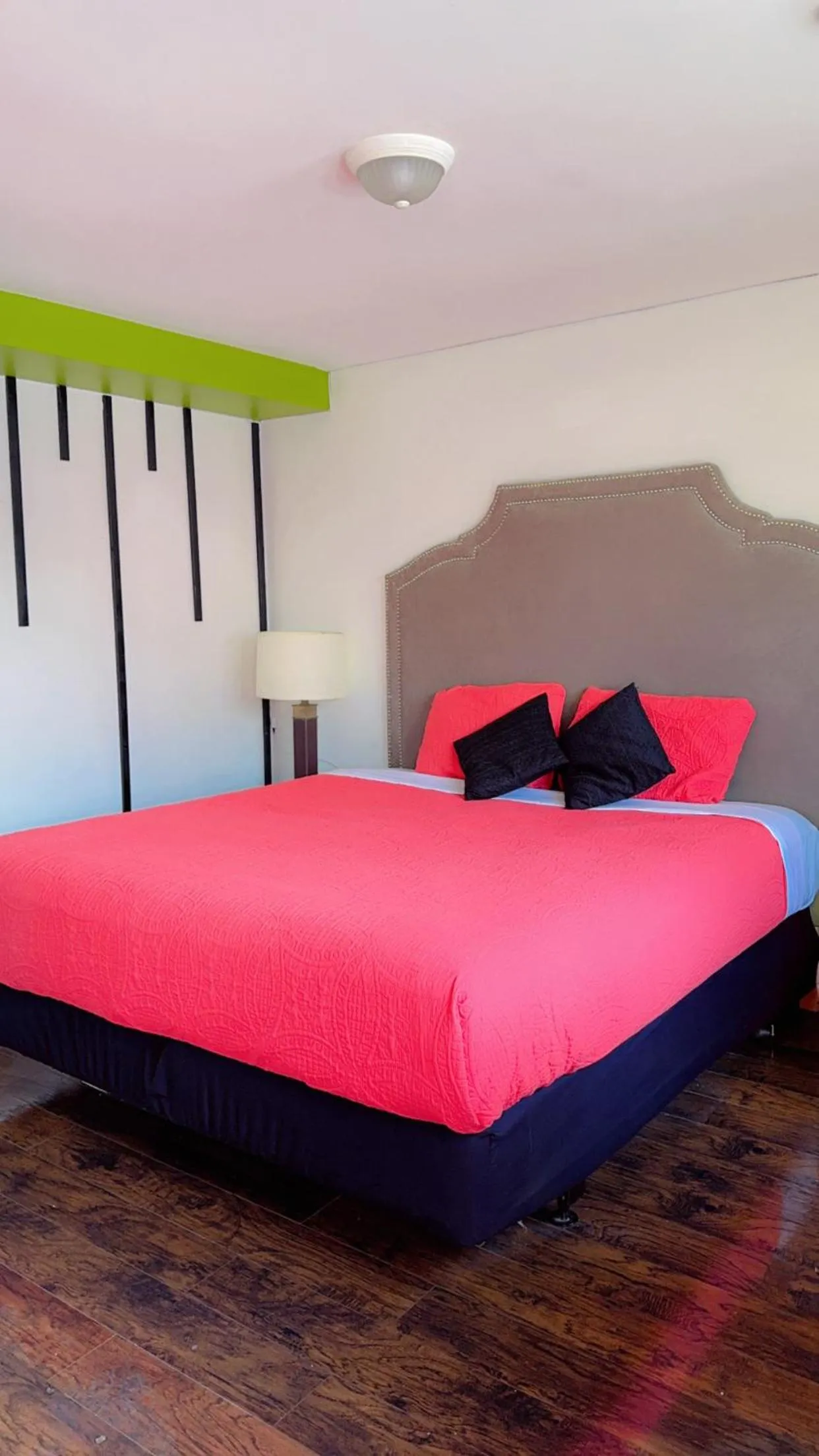 Bed in Crestwood Motel