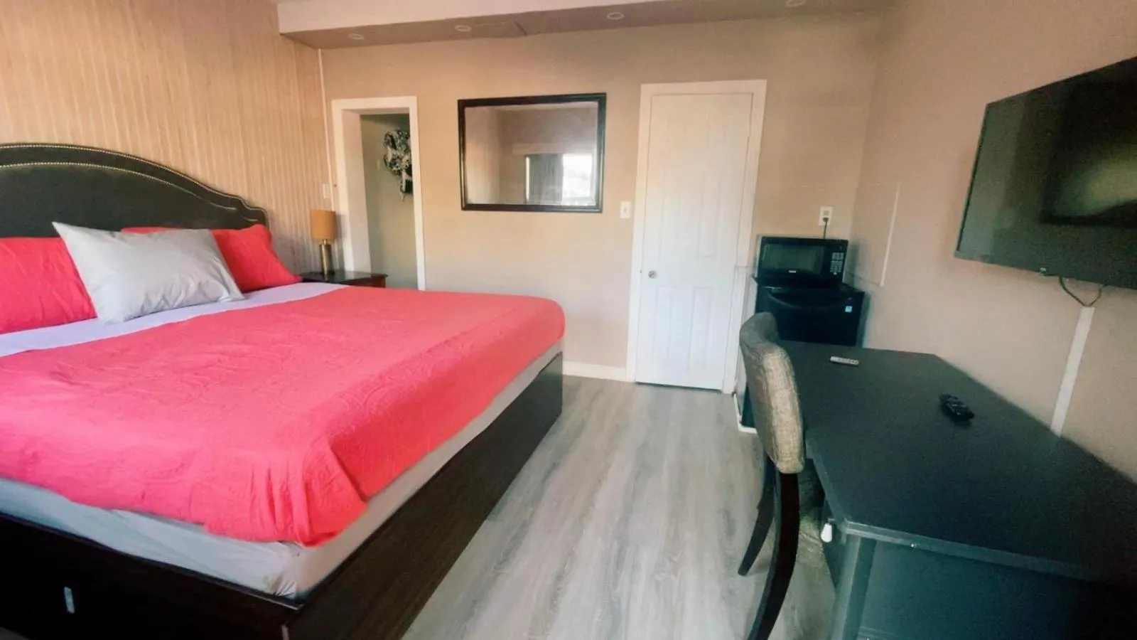 Bed in Crestwood Motel