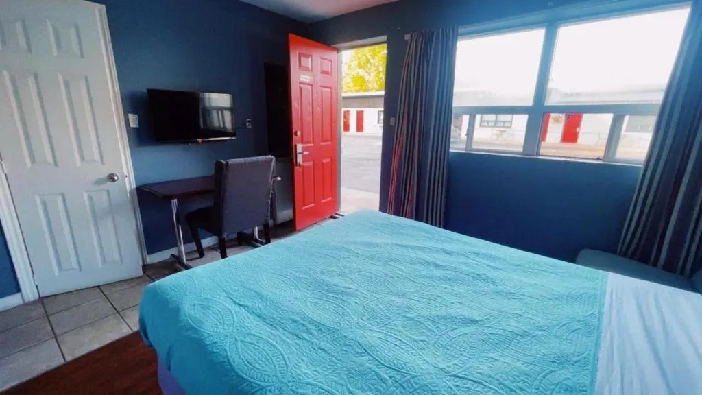 Bed in Crestwood Motel