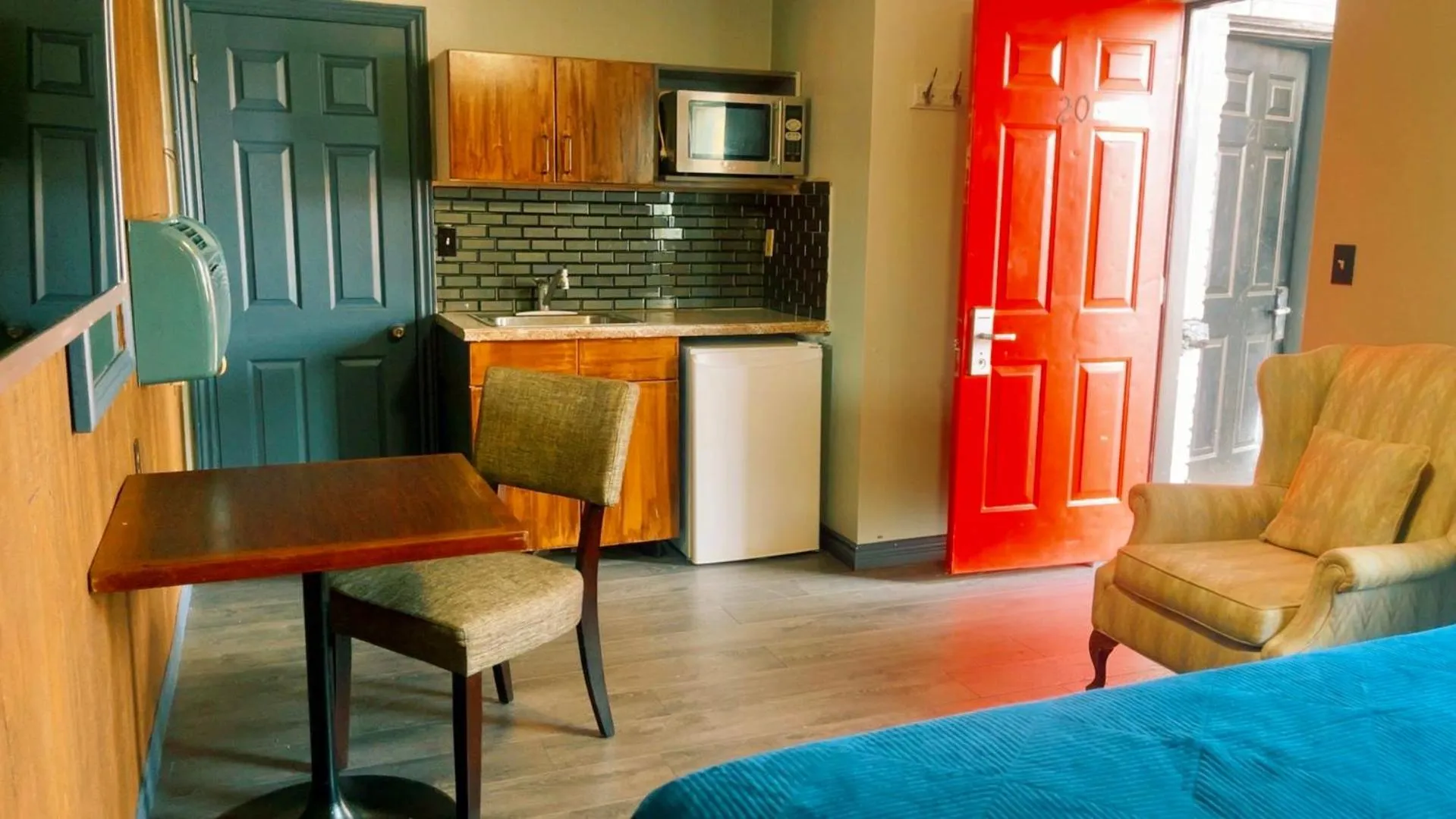 Kitchen or kitchenette in Crestwood Motel