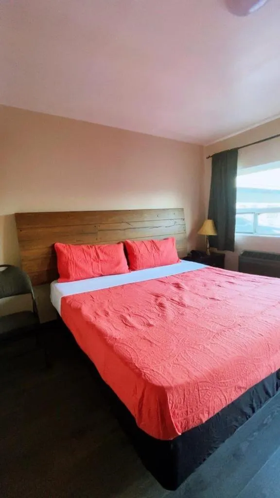 Bed in Crestwood Motel