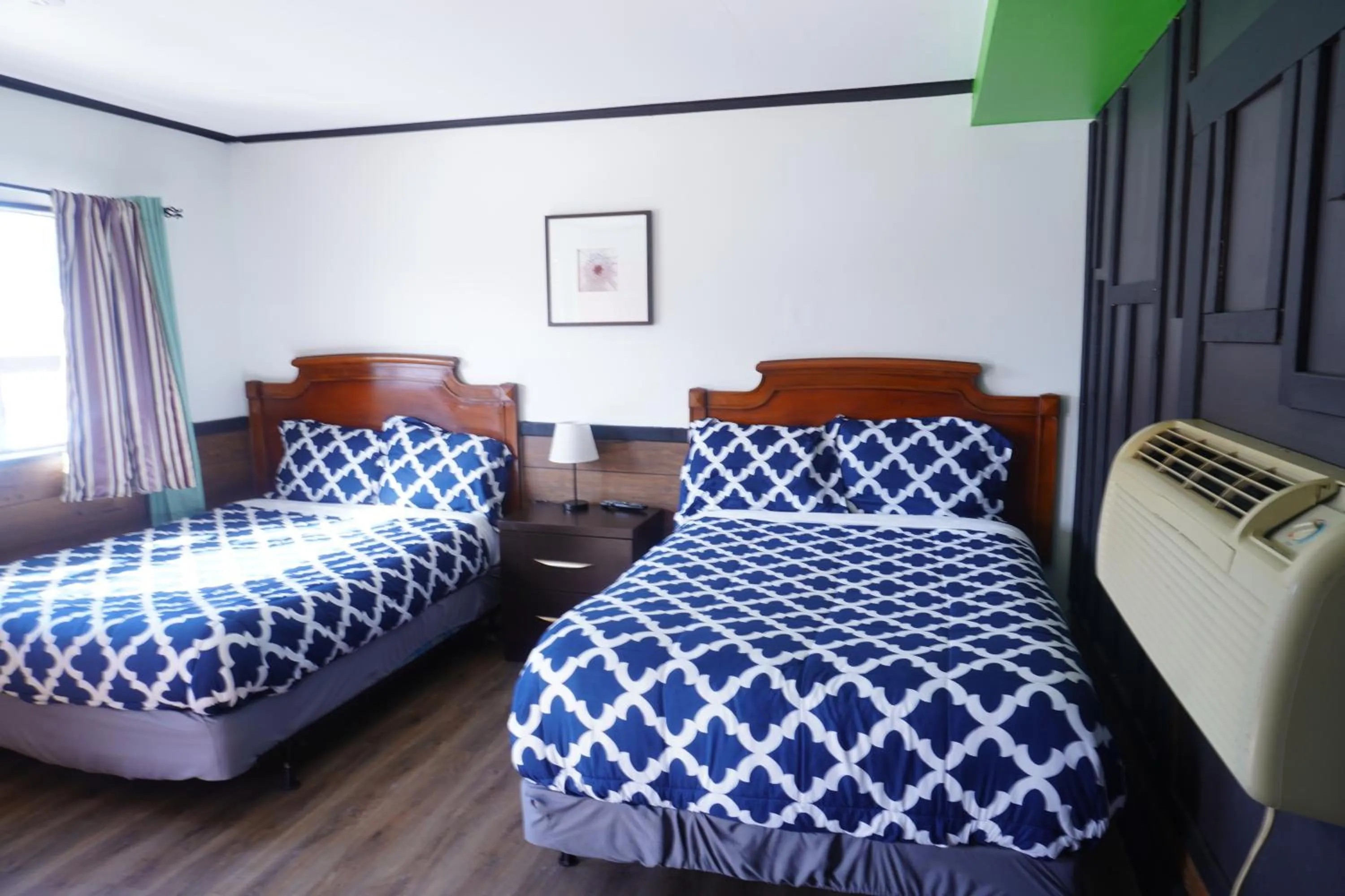 Bedroom, Bed in Crestwood Motel