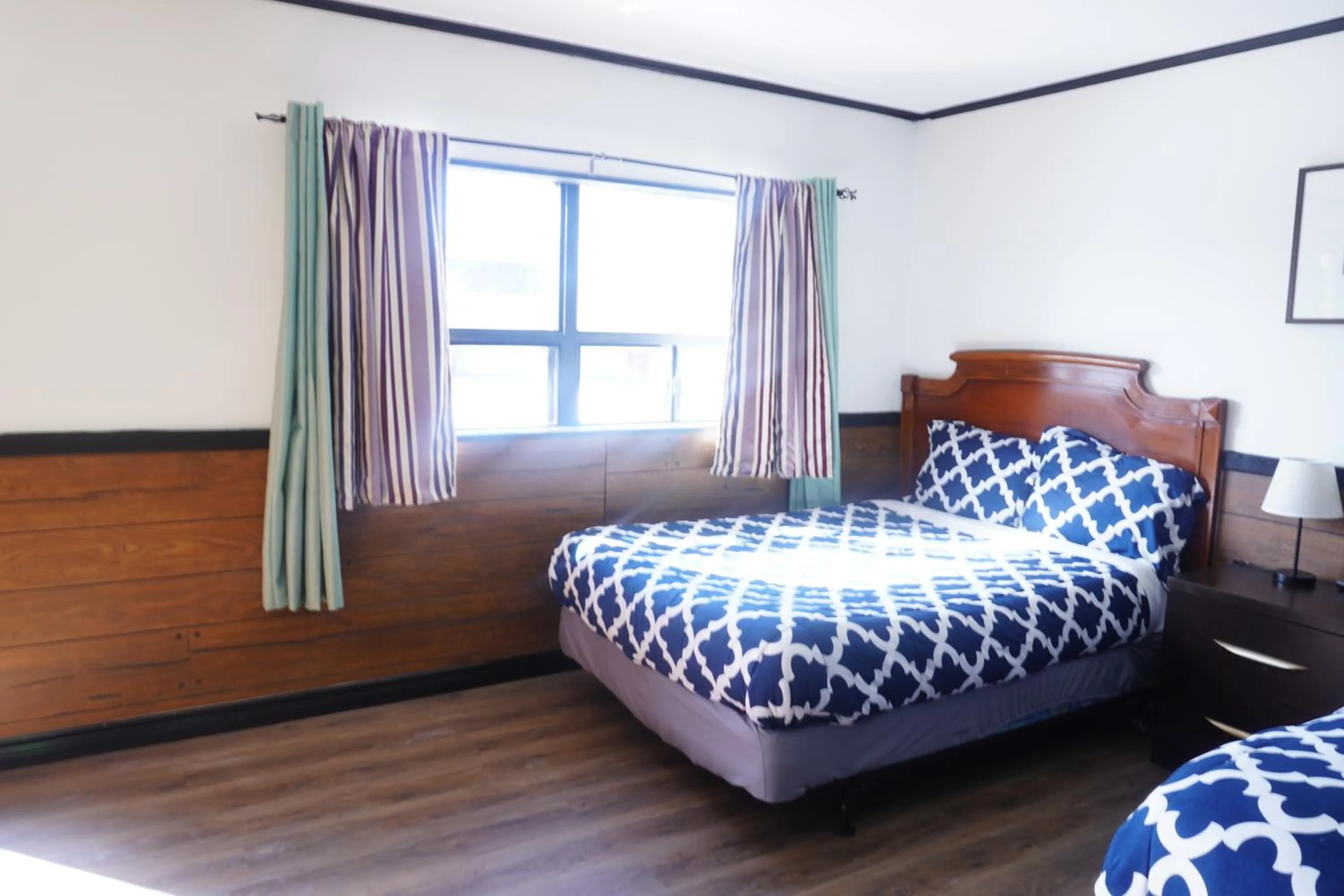 Bedroom, Bed in Crestwood Motel