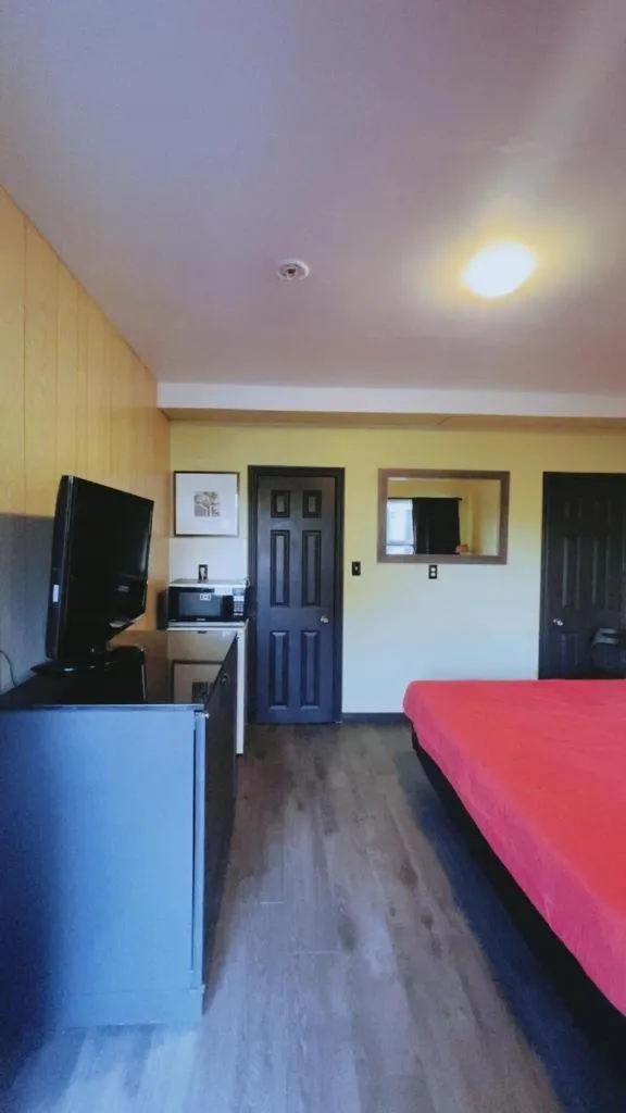 Bed in Crestwood Motel