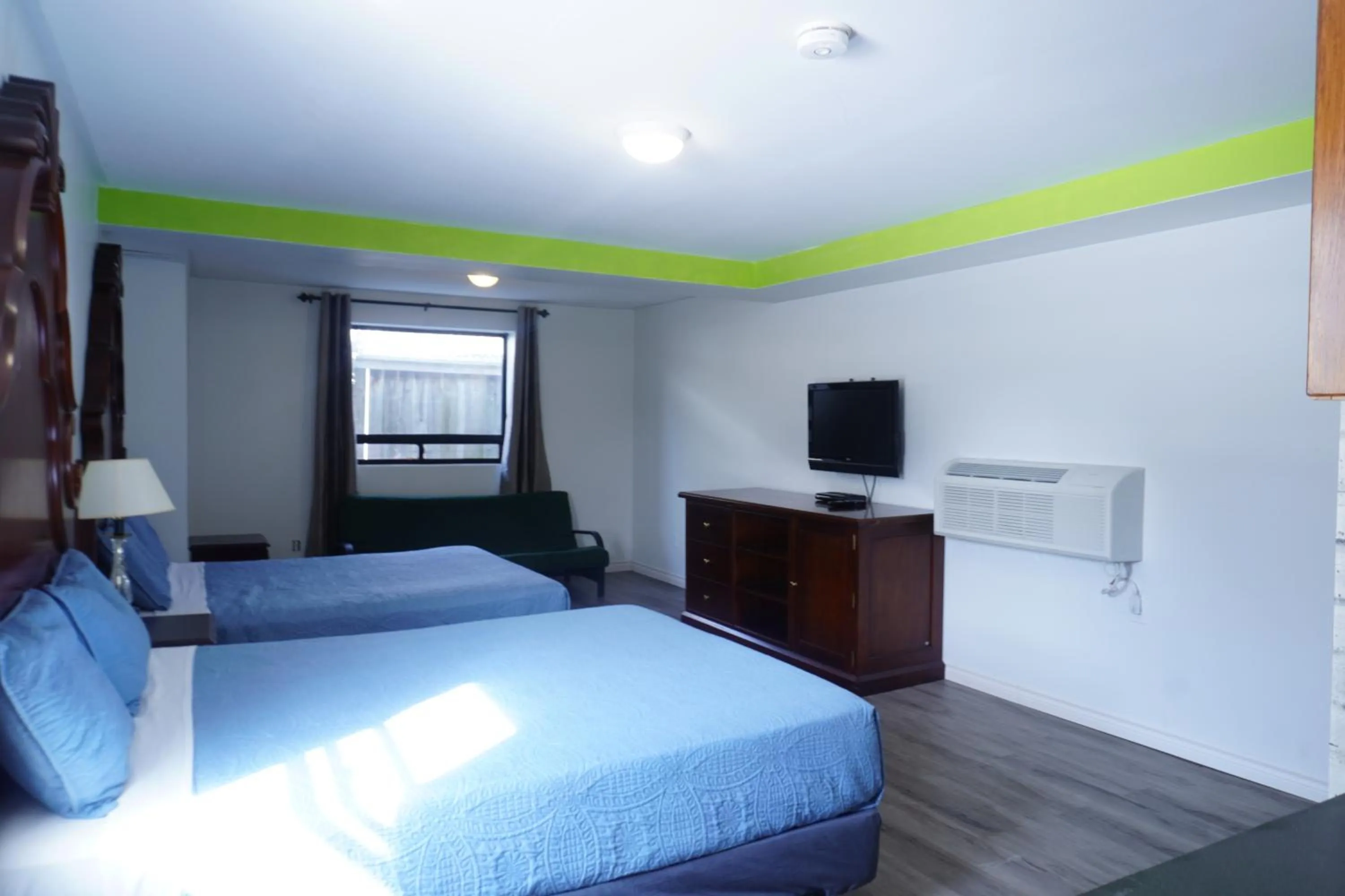 Bed in Crestwood Motel