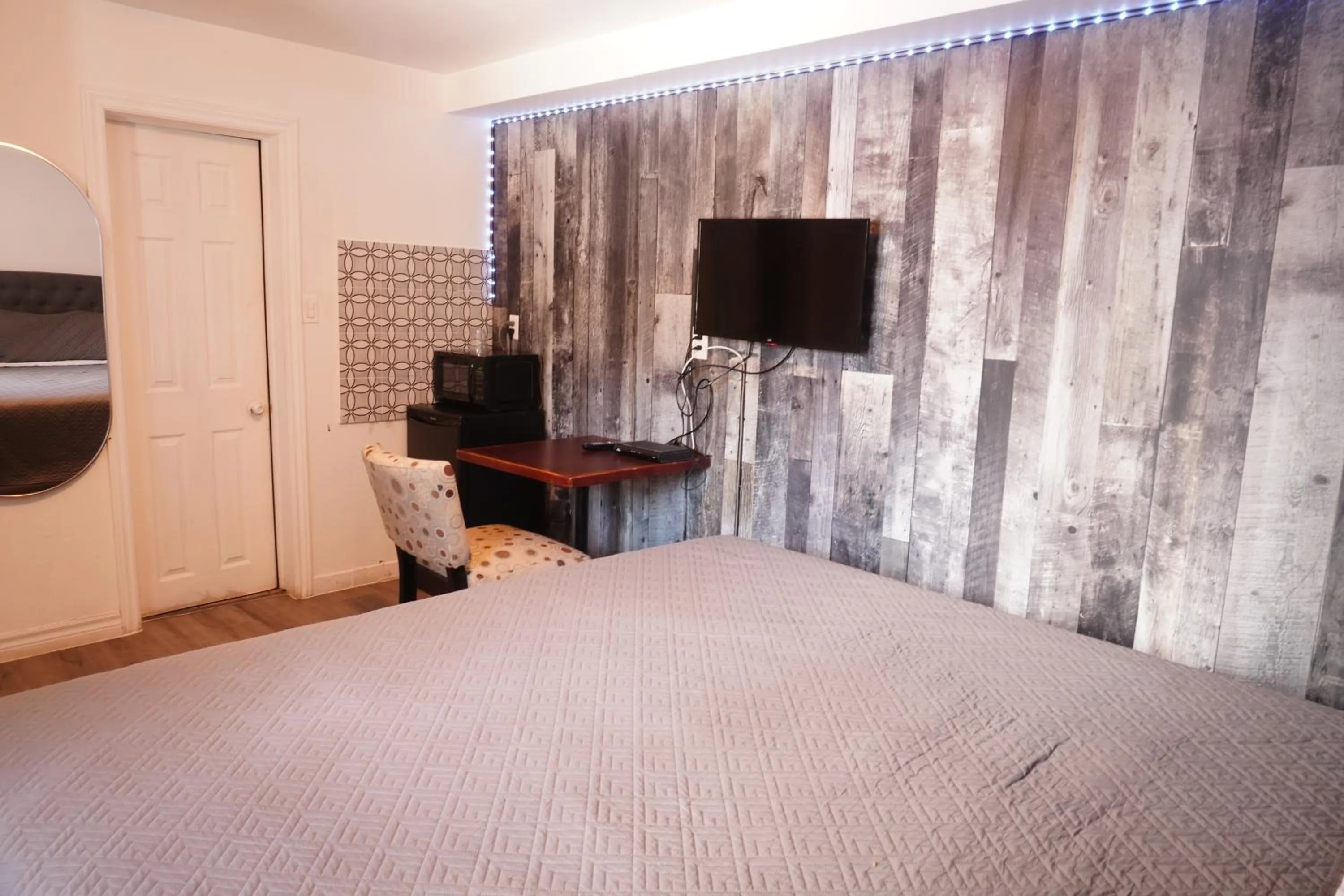 Bed in Crestwood Motel