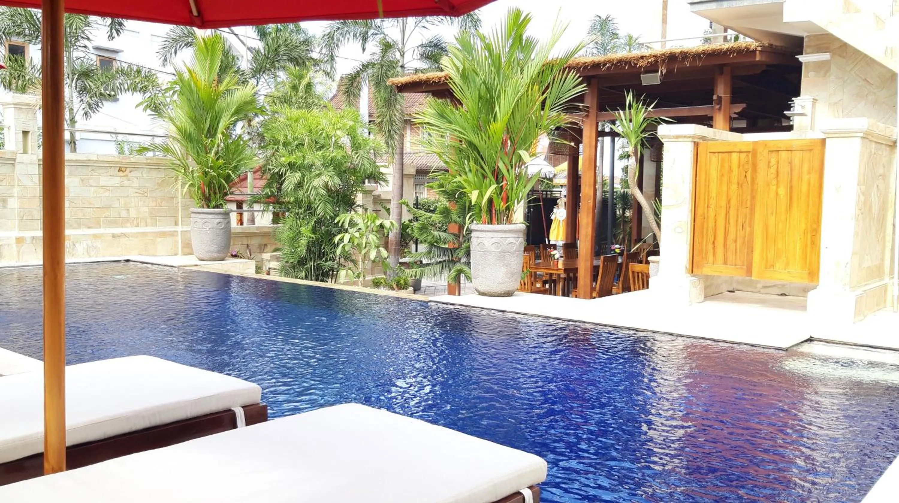 Swimming pool in Grand Raka Homestay