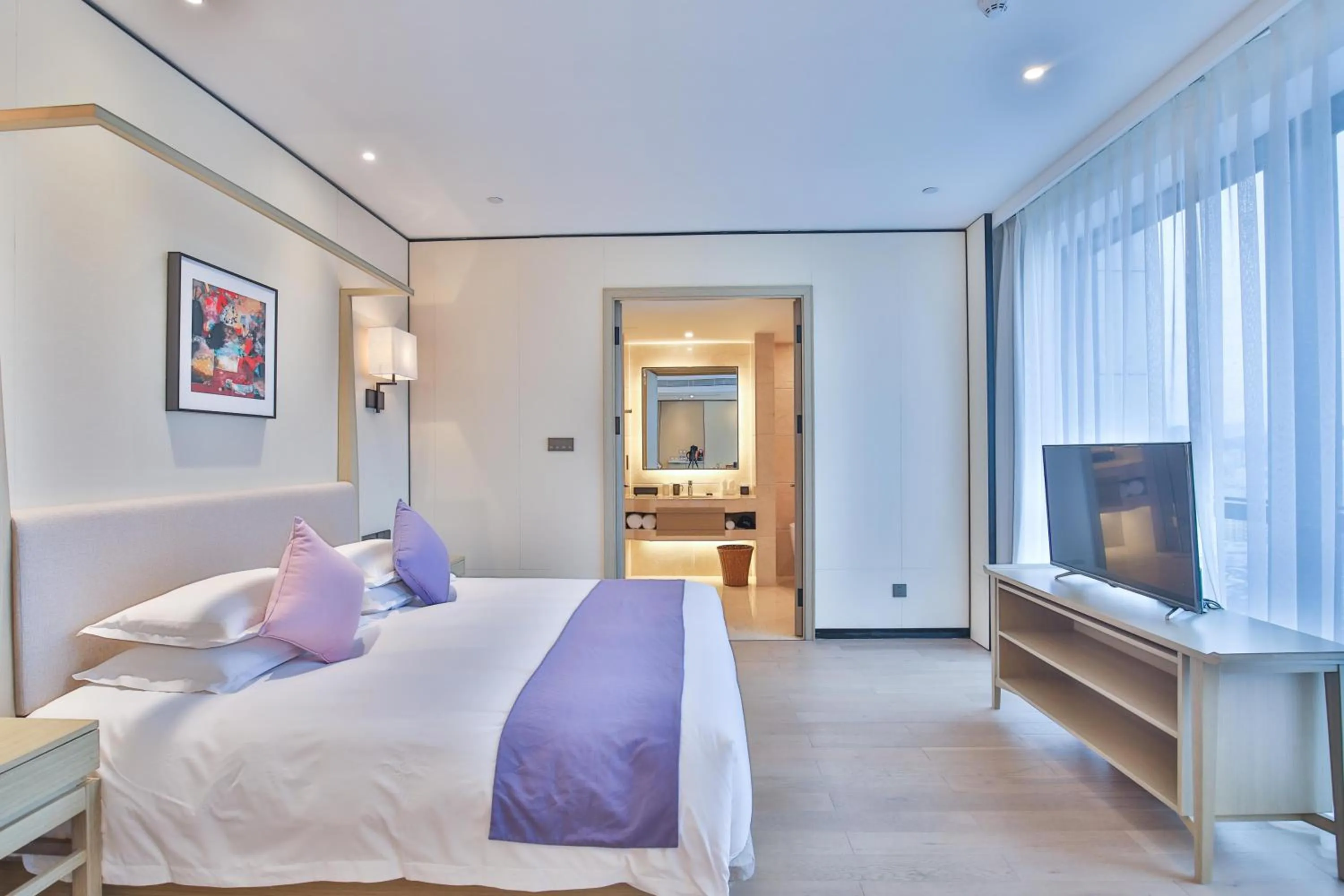 Photo of the whole room, Bed in SSAW Boutique Hotel Wenzhou Jiushan Lake