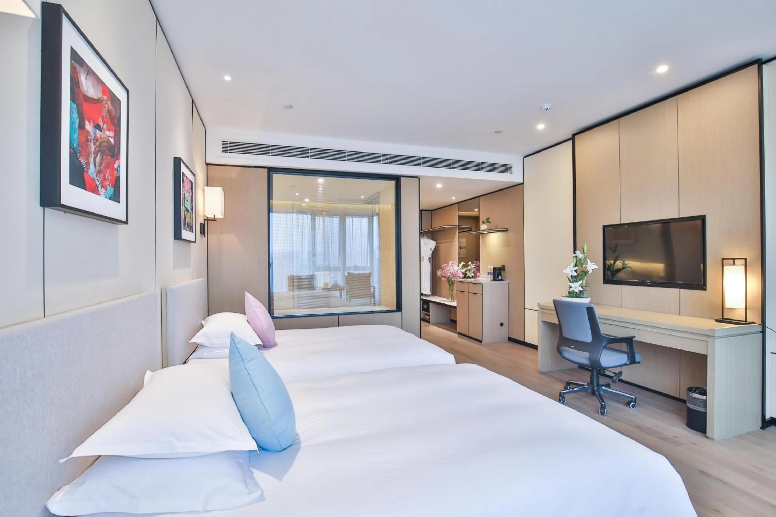 Photo of the whole room, Bed in SSAW Boutique Hotel Wenzhou Jiushan Lake
