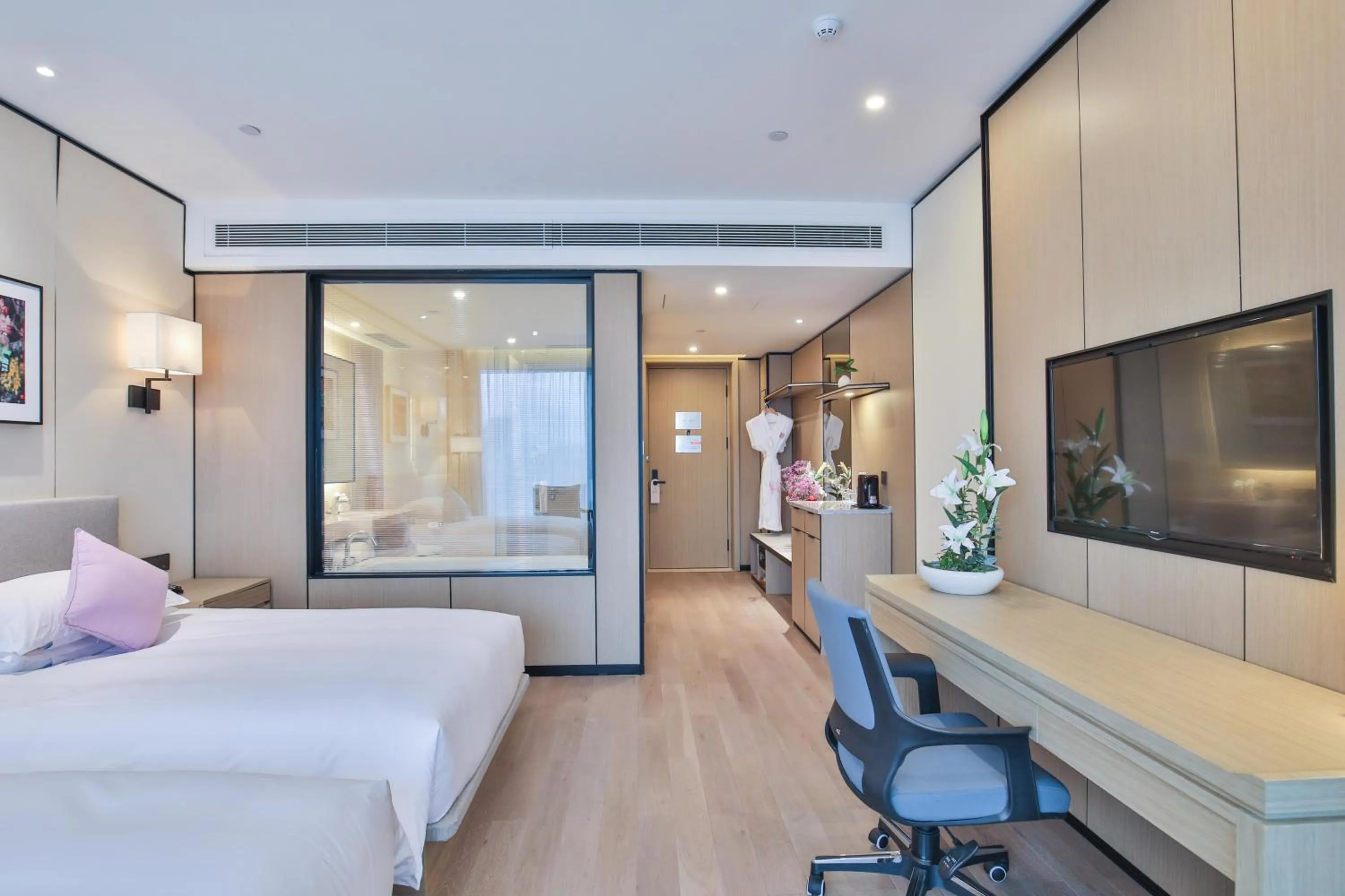 Photo of the whole room, Bed in SSAW Boutique Hotel Wenzhou Jiushan Lake