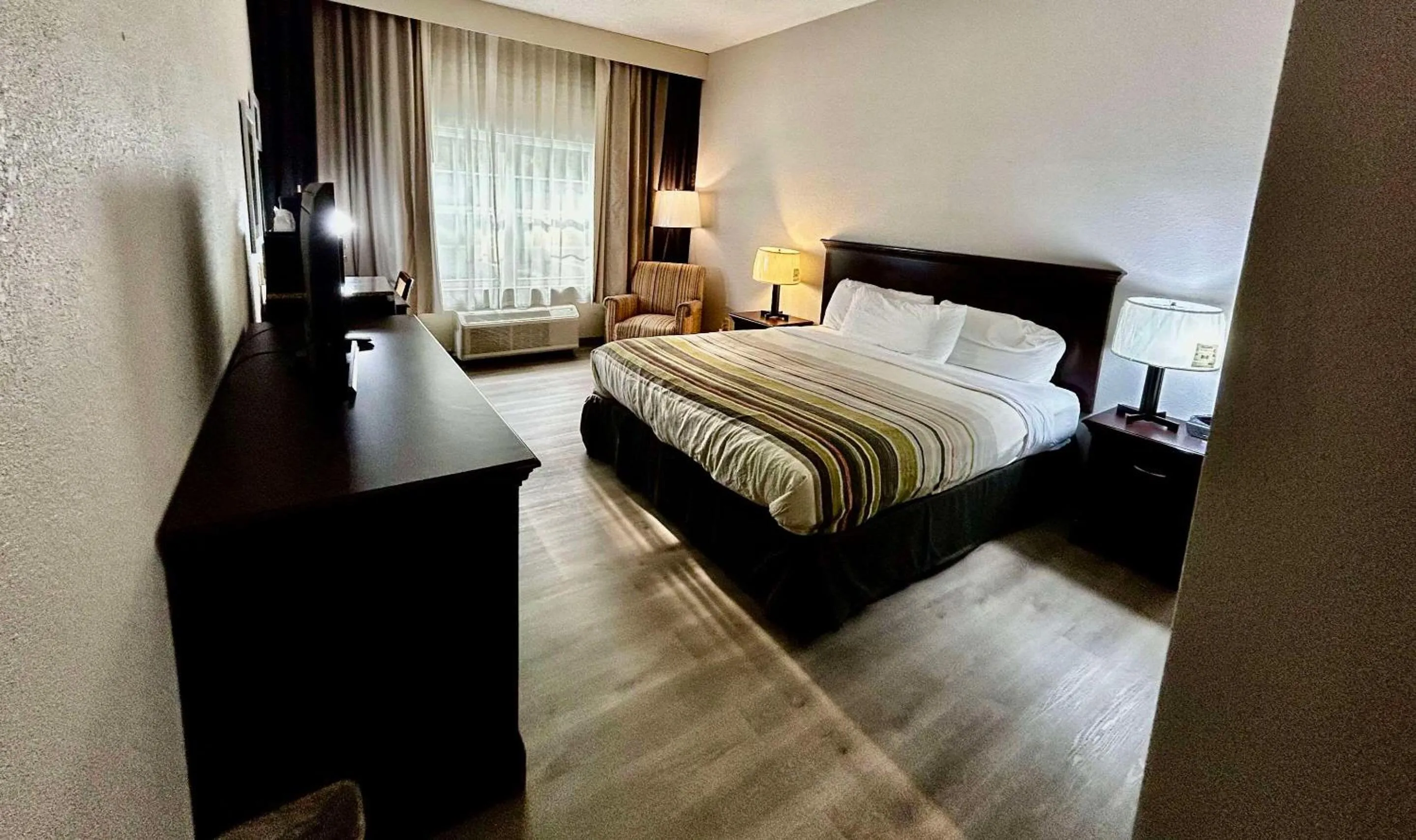 Bedroom, Bed in Country Inn & Suites by Radisson, Columbus, GA