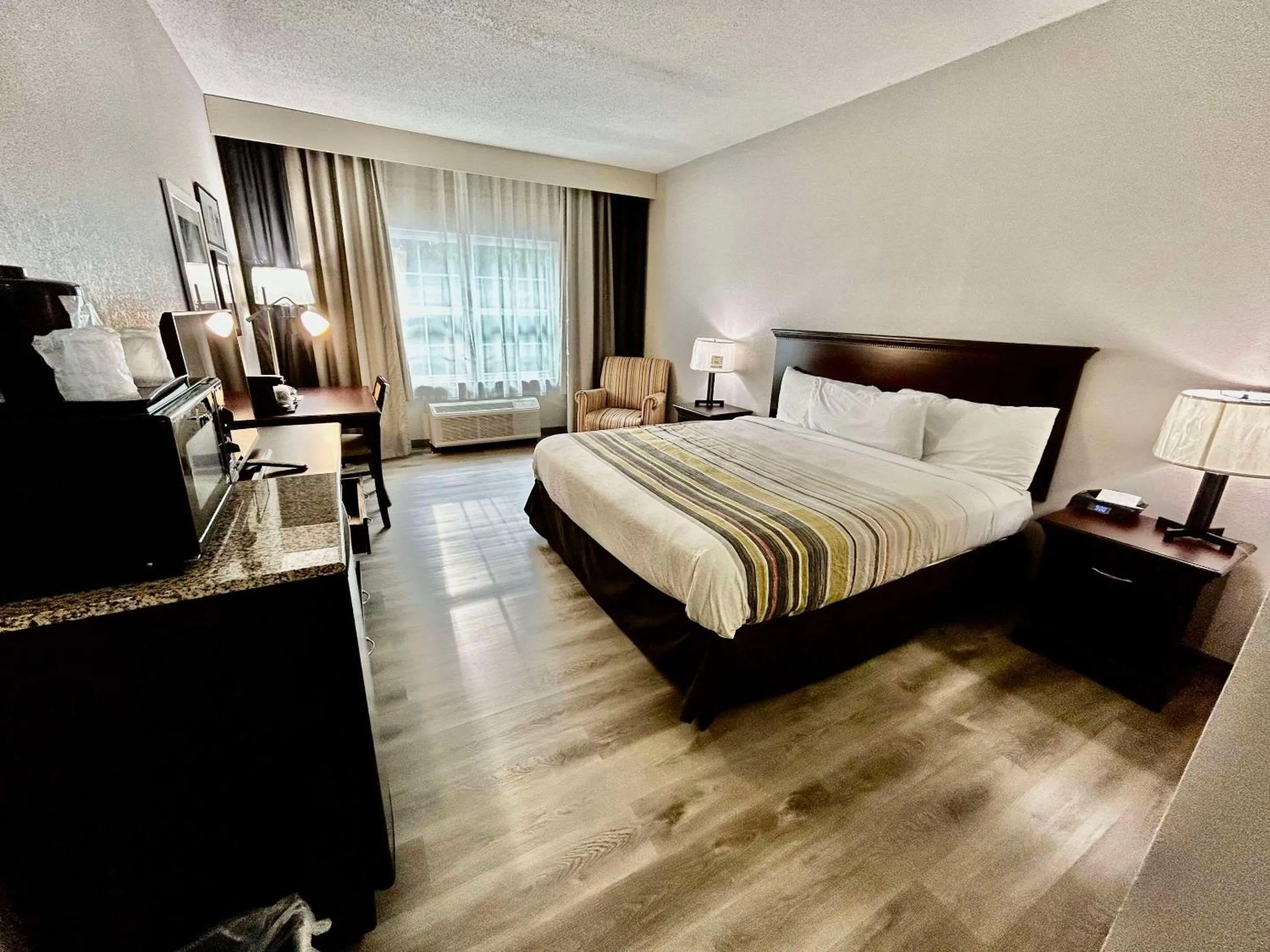 Bedroom, Bed in Country Inn & Suites by Radisson, Columbus, GA