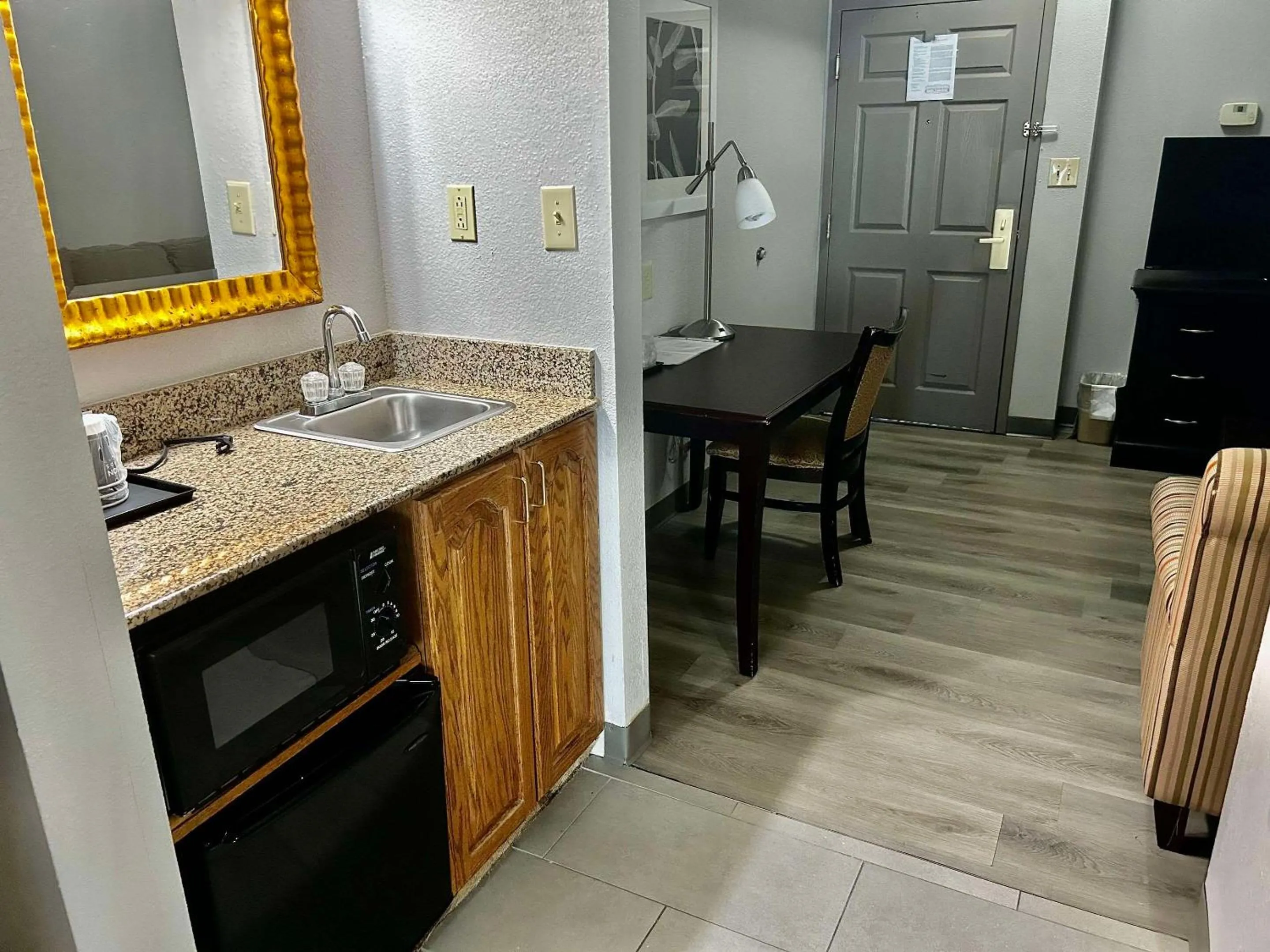 Bedroom in Country Inn & Suites by Radisson, Columbus, GA