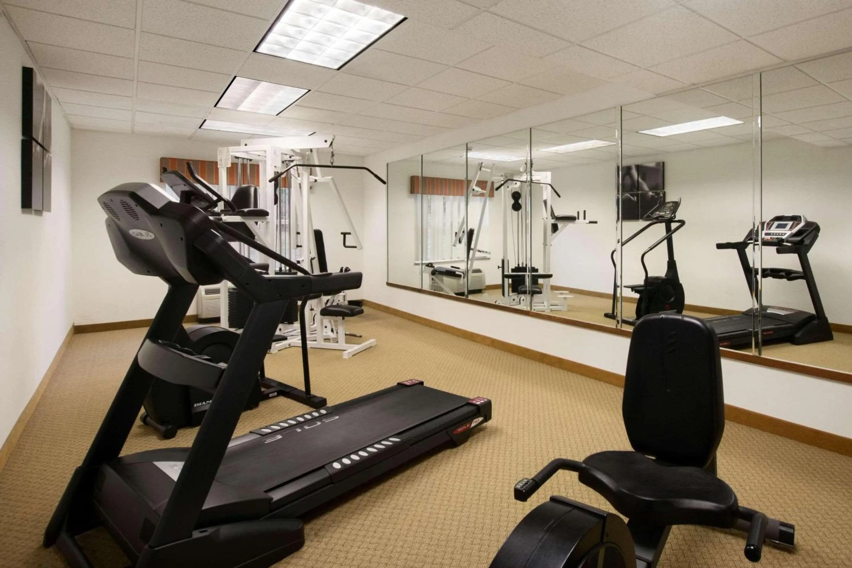 Fitness centre/facilities in Country Inn & Suites by Radisson, Columbus, GA