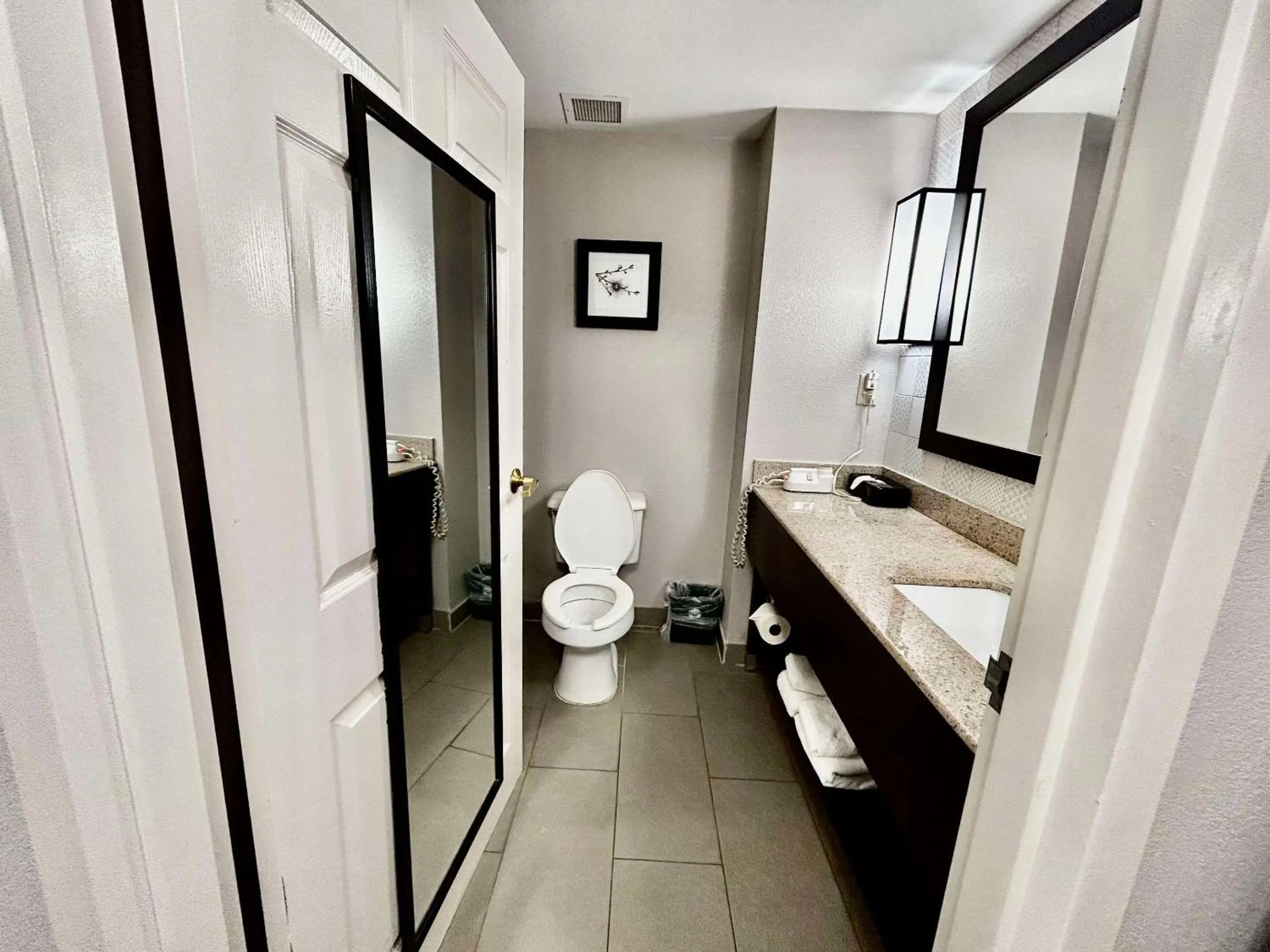 Bedroom in Country Inn & Suites by Radisson, Columbus, GA