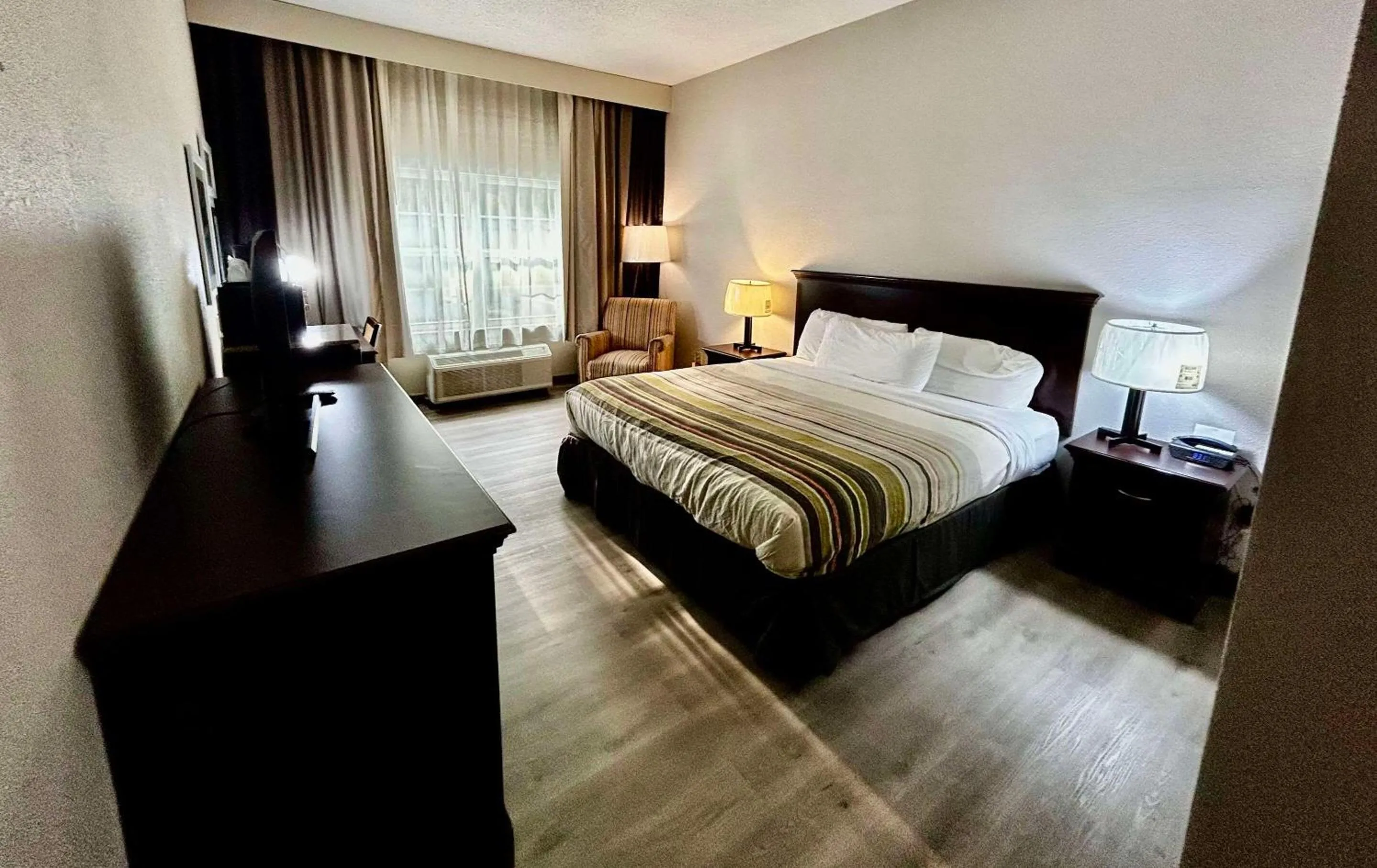 Bedroom, Bed in Country Inn & Suites by Radisson, Columbus, GA