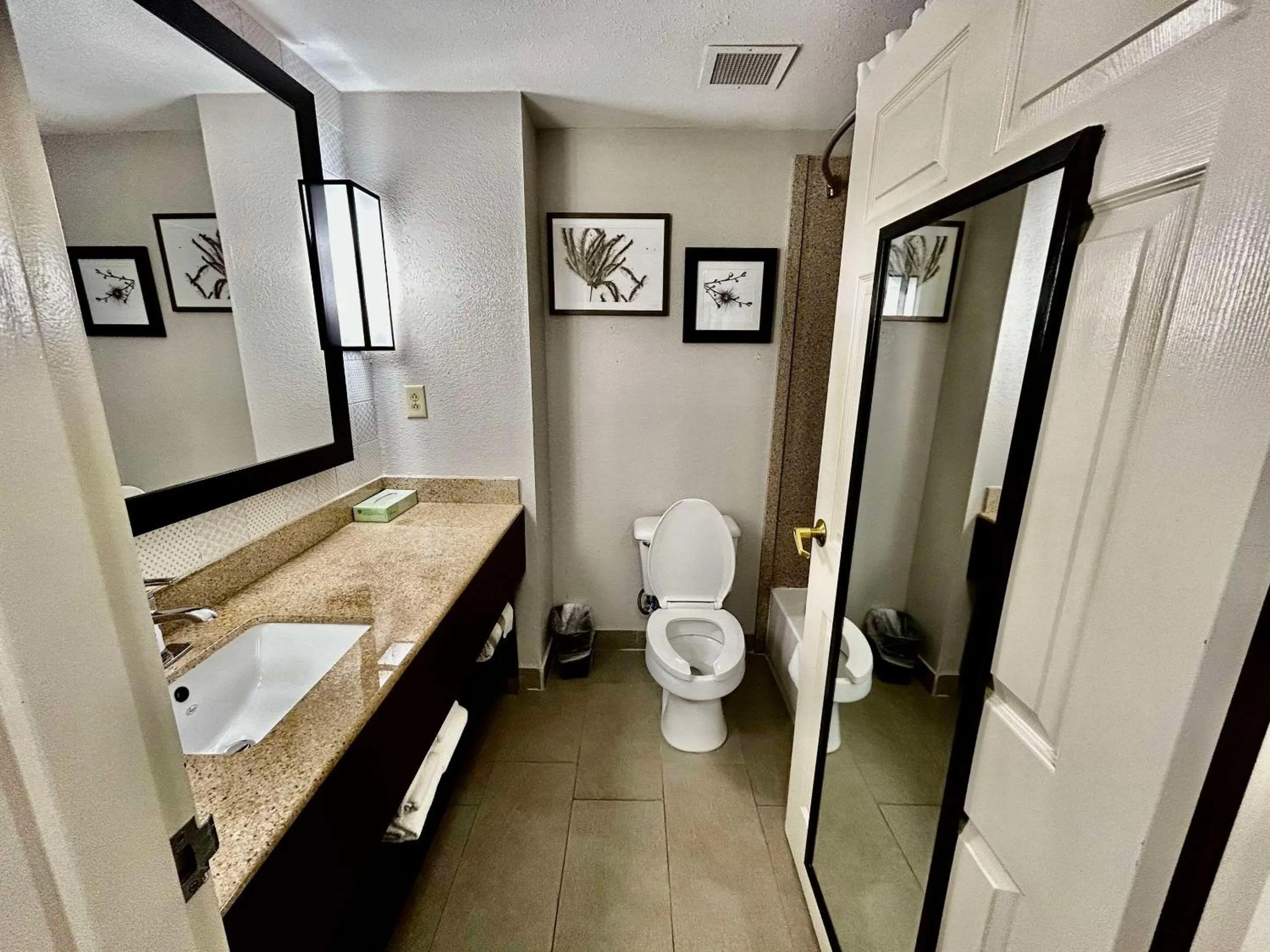 Bedroom in Country Inn & Suites by Radisson, Columbus, GA