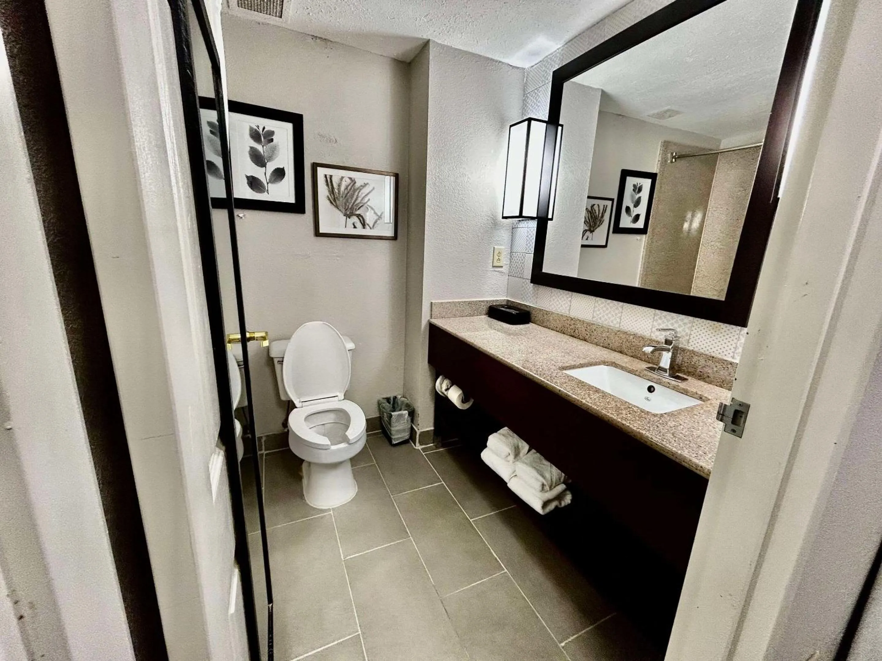 Bedroom in Country Inn & Suites by Radisson, Columbus, GA