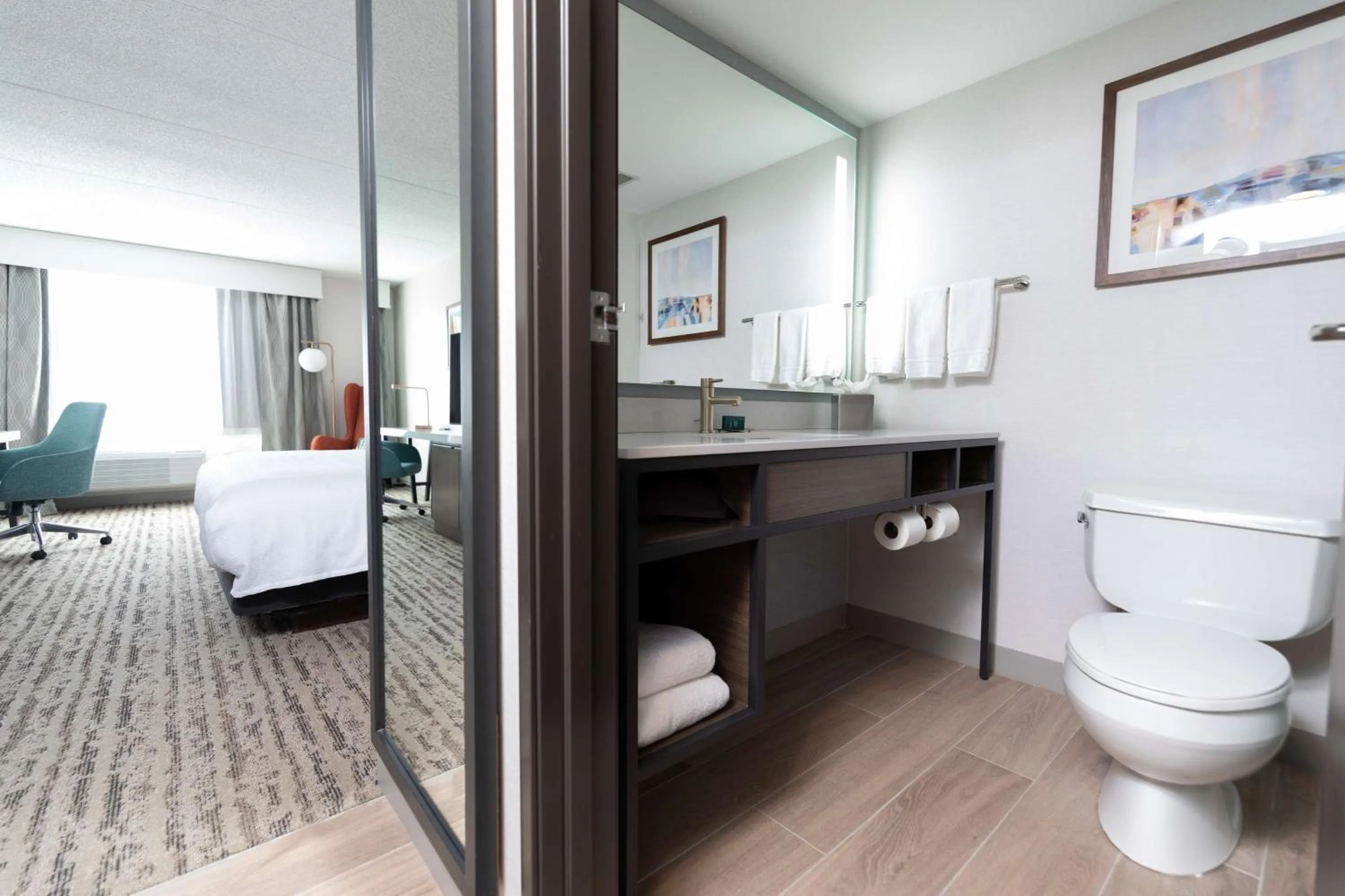 Bathroom in Hilton Garden Inn Des Moines Airport