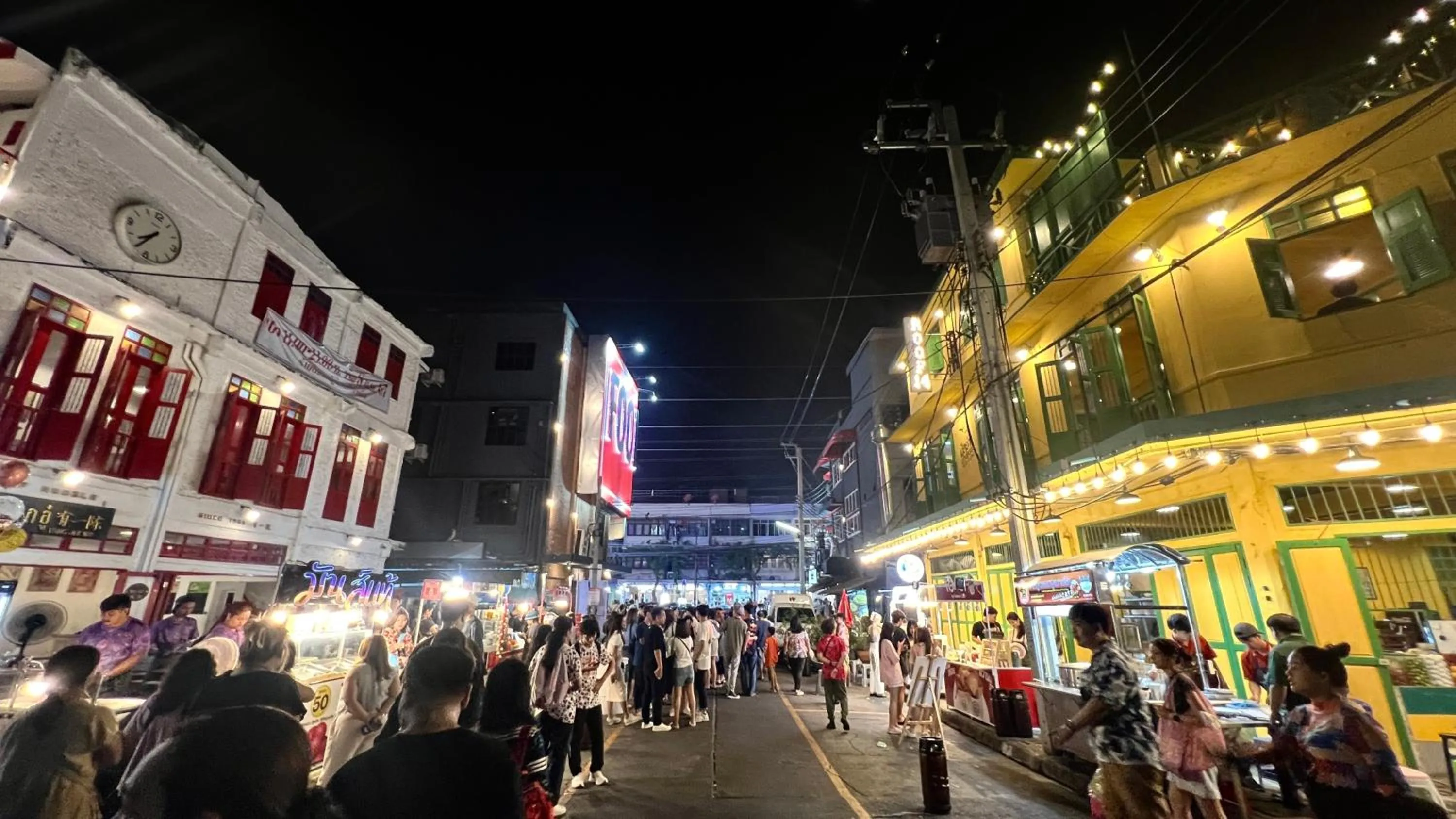 Restaurant/places to eat in Centre Point Plus Hotel Pratunam