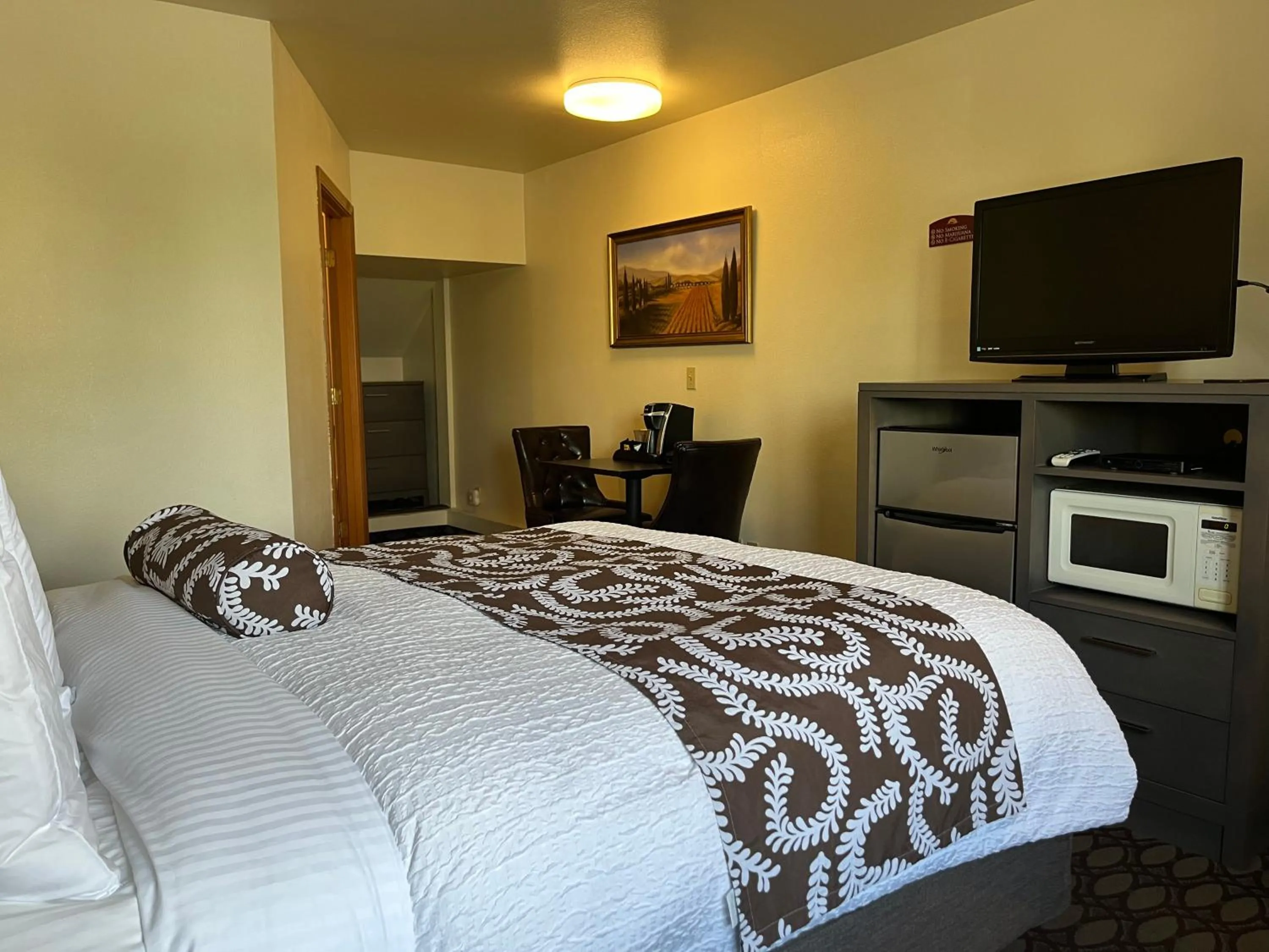 Photo of the whole room in Sunrise Inn