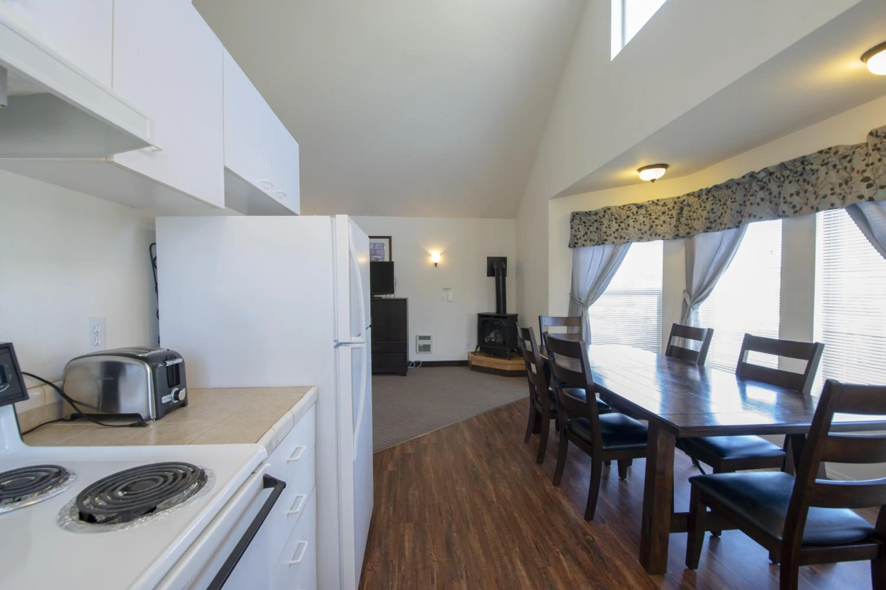 Dining area in Sunrise Inn