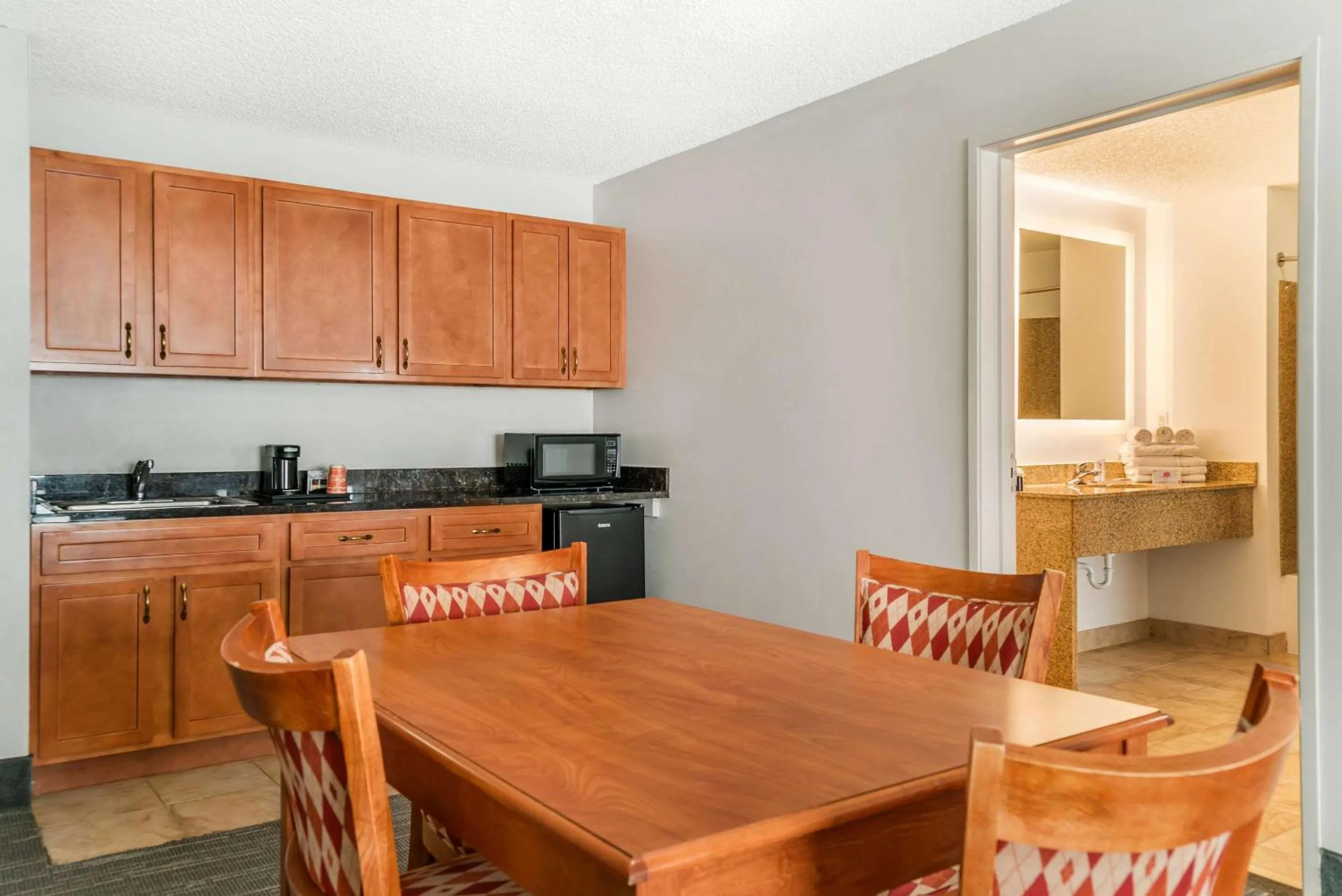 Dining area in Country Inn & Suites by Radisson, Rossford - Toledo South