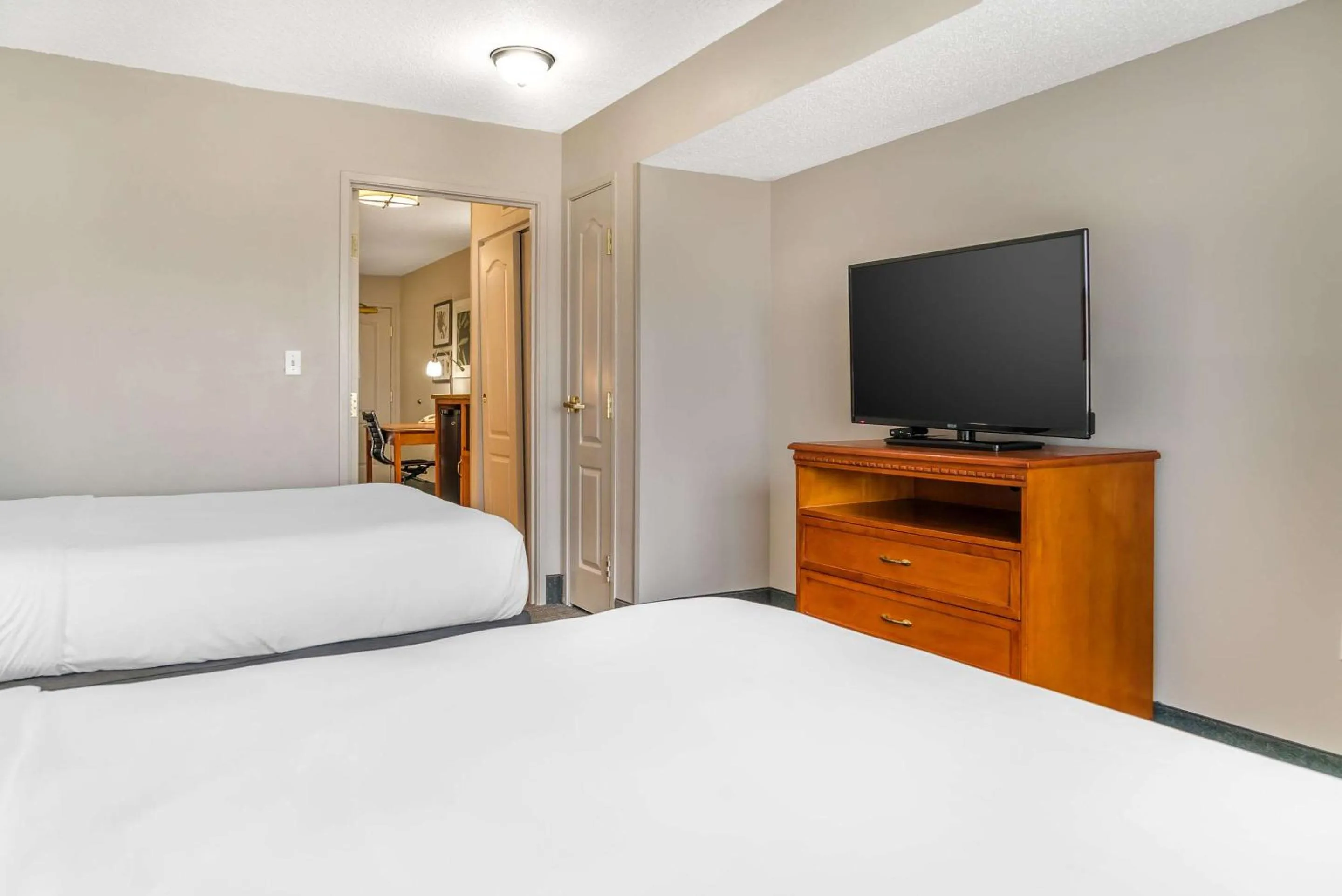 Bedroom, Bed in Country Inn & Suites by Radisson, Rossford - Toledo South