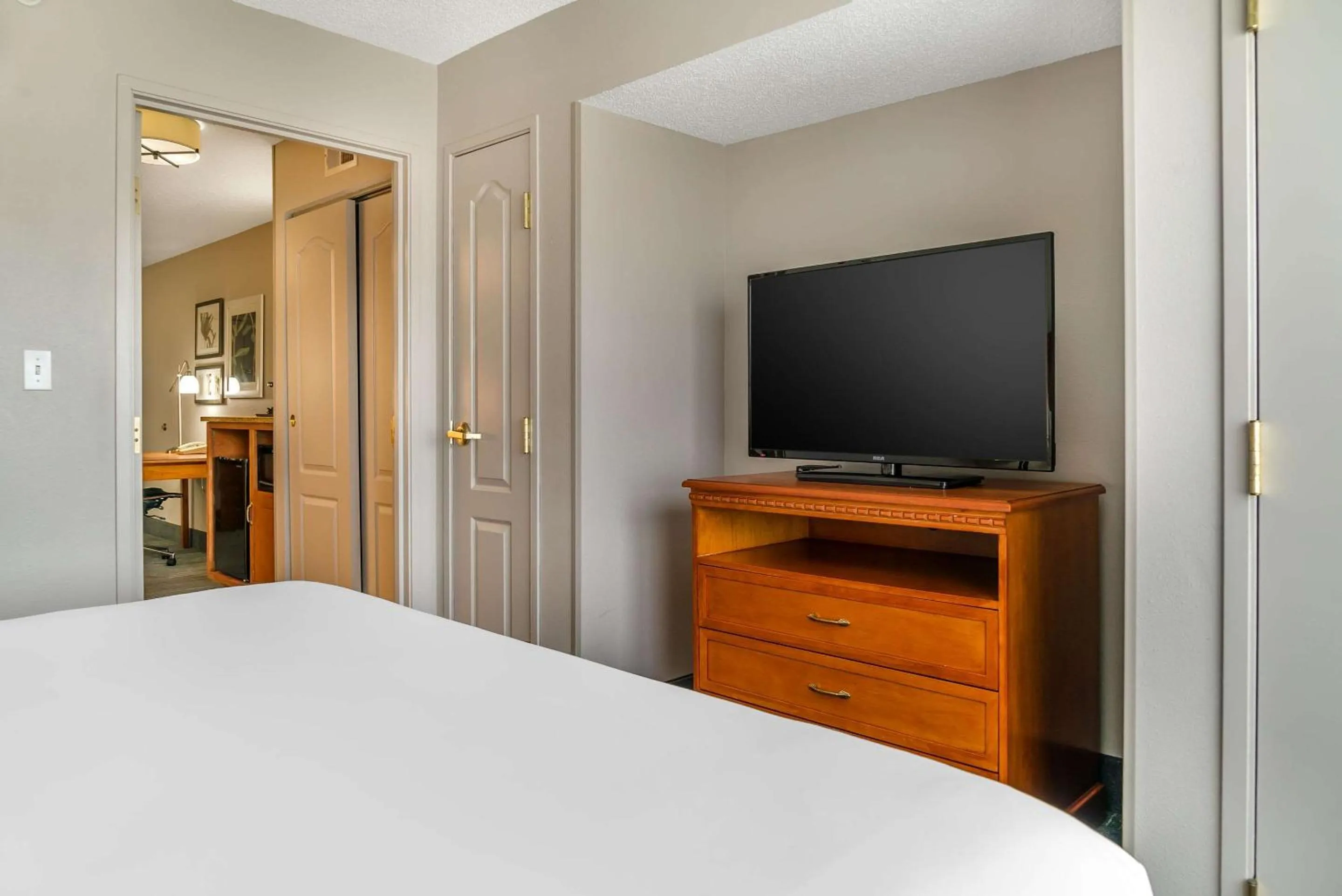 Bedroom, Bed in Country Inn & Suites by Radisson, Rossford - Toledo South