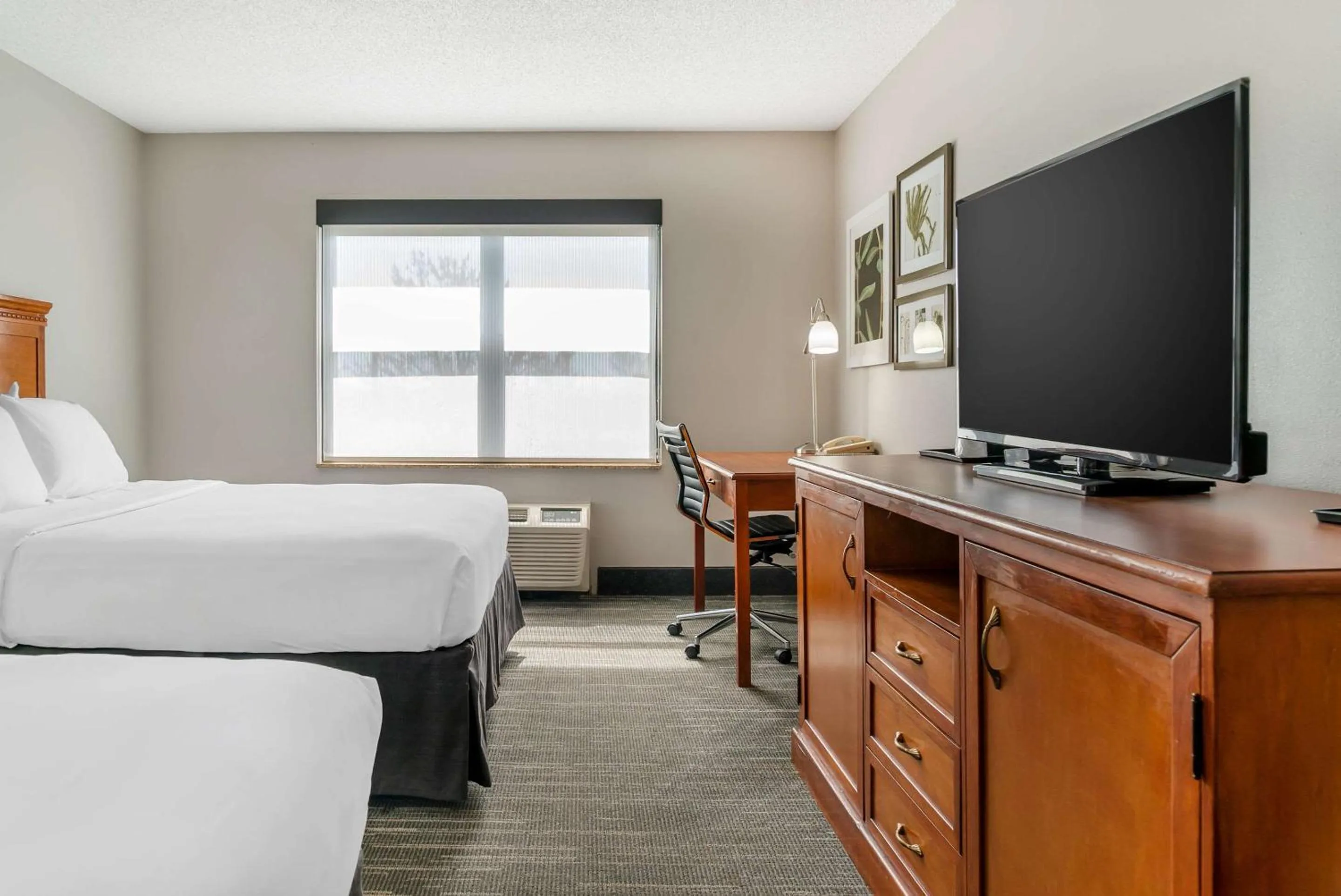 Bedroom, Bed in Country Inn & Suites by Radisson, Rossford - Toledo South