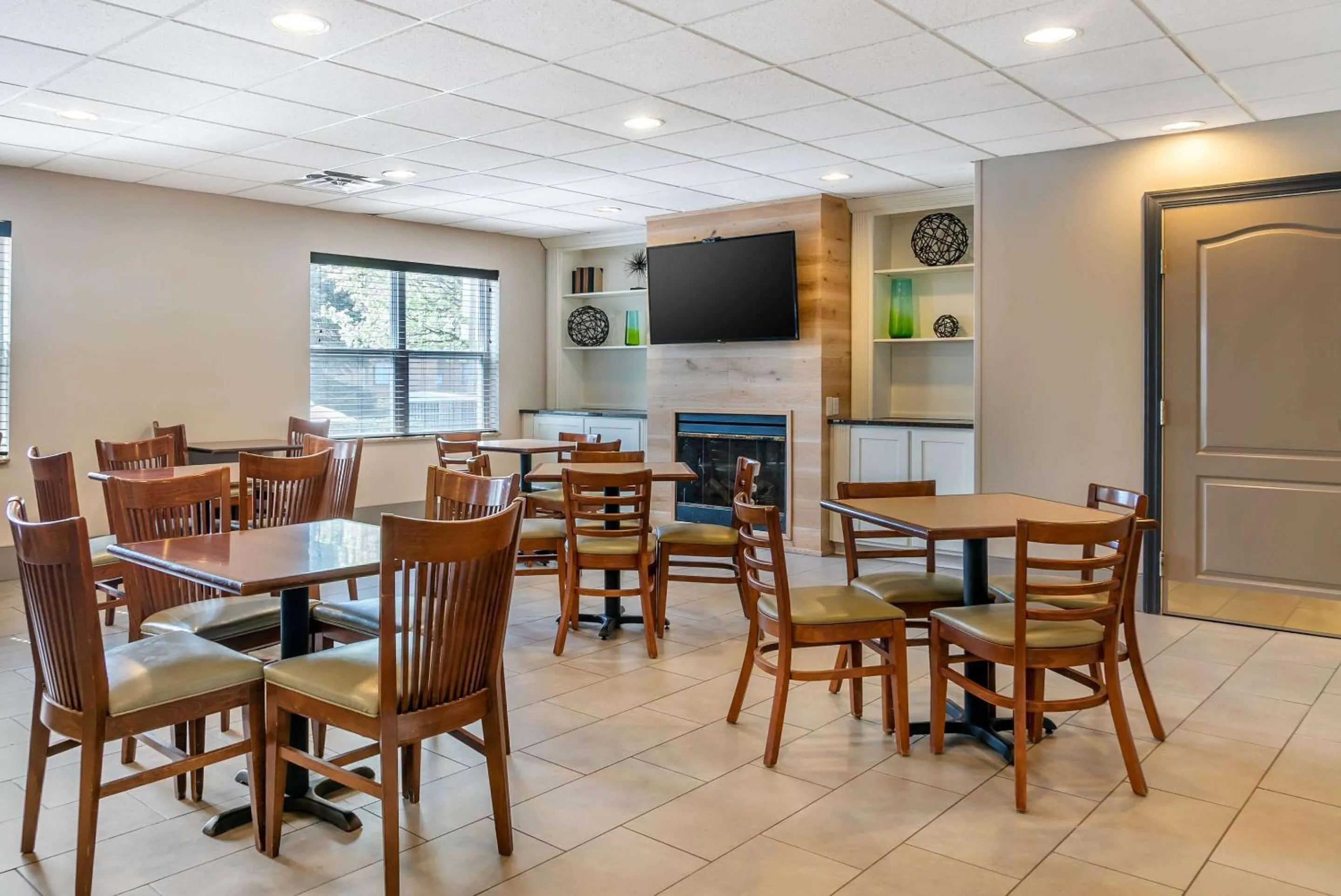 Breakfast in Country Inn & Suites by Radisson, Rossford - Toledo South