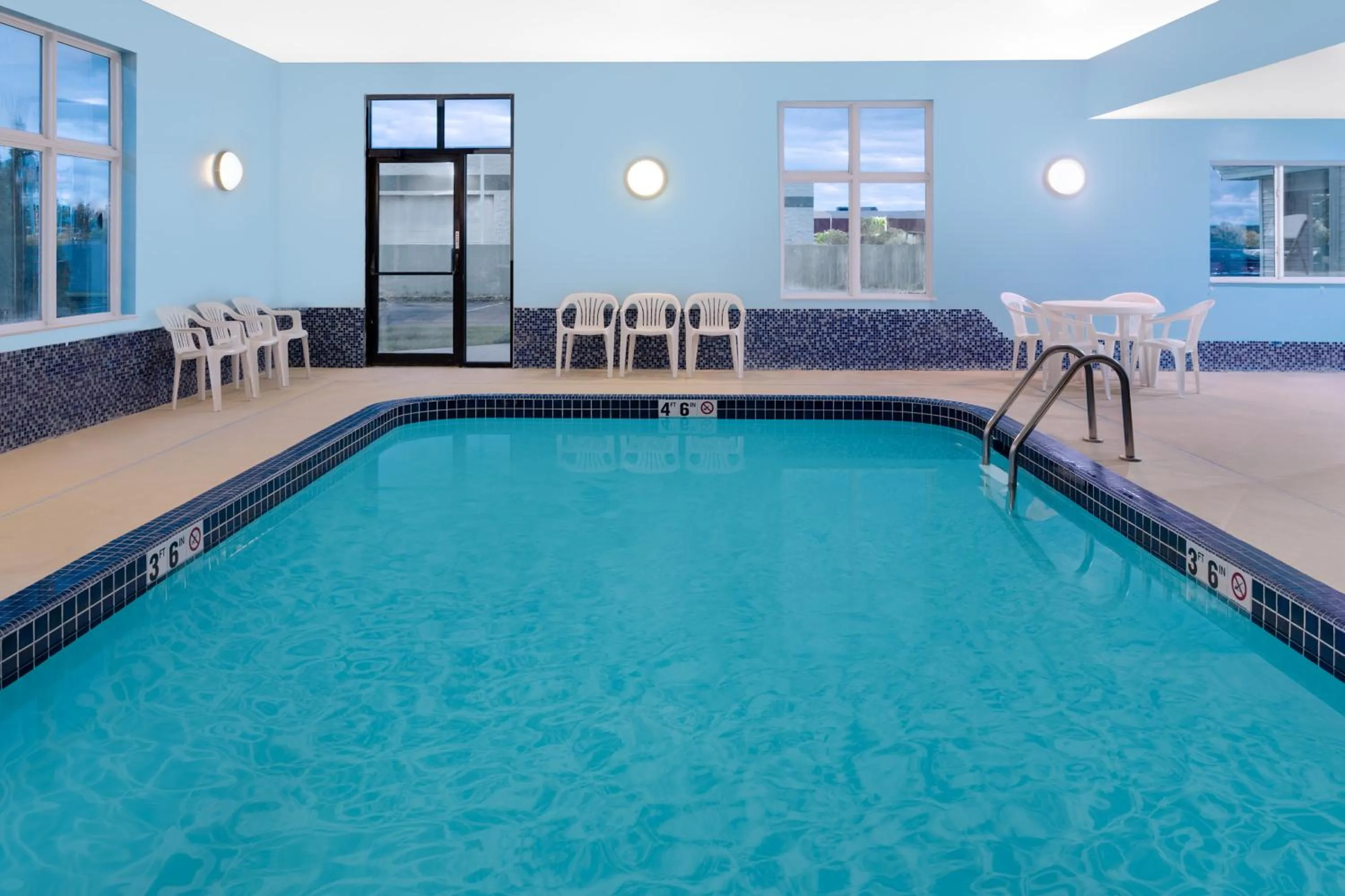 Swimming pool in Days Inn by Wyndham Neenah