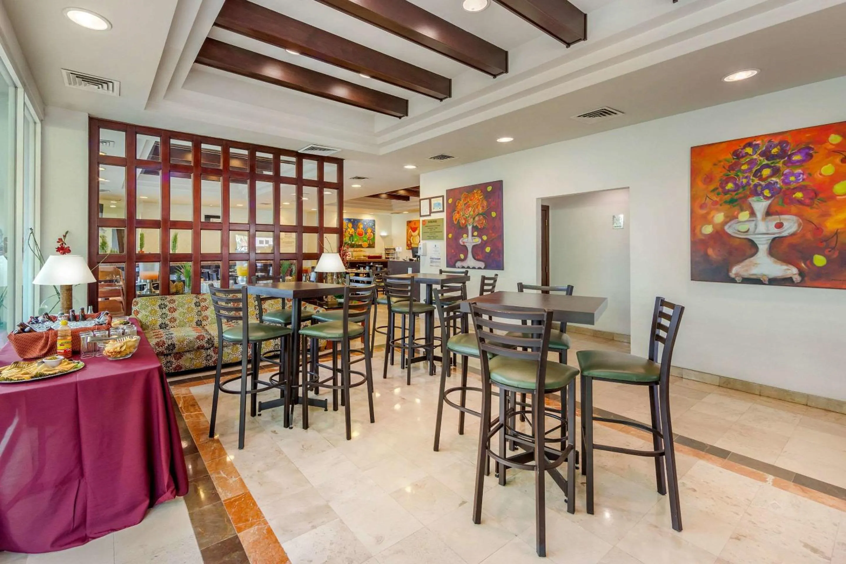 Lounge or bar in Quality Inn Monterrey La Fe
