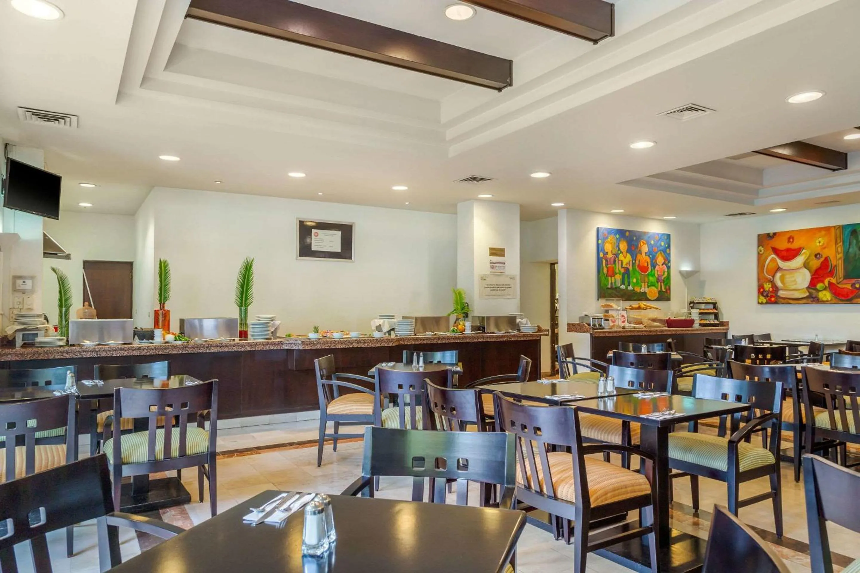 Restaurant/places to eat in Quality Inn Monterrey La Fe