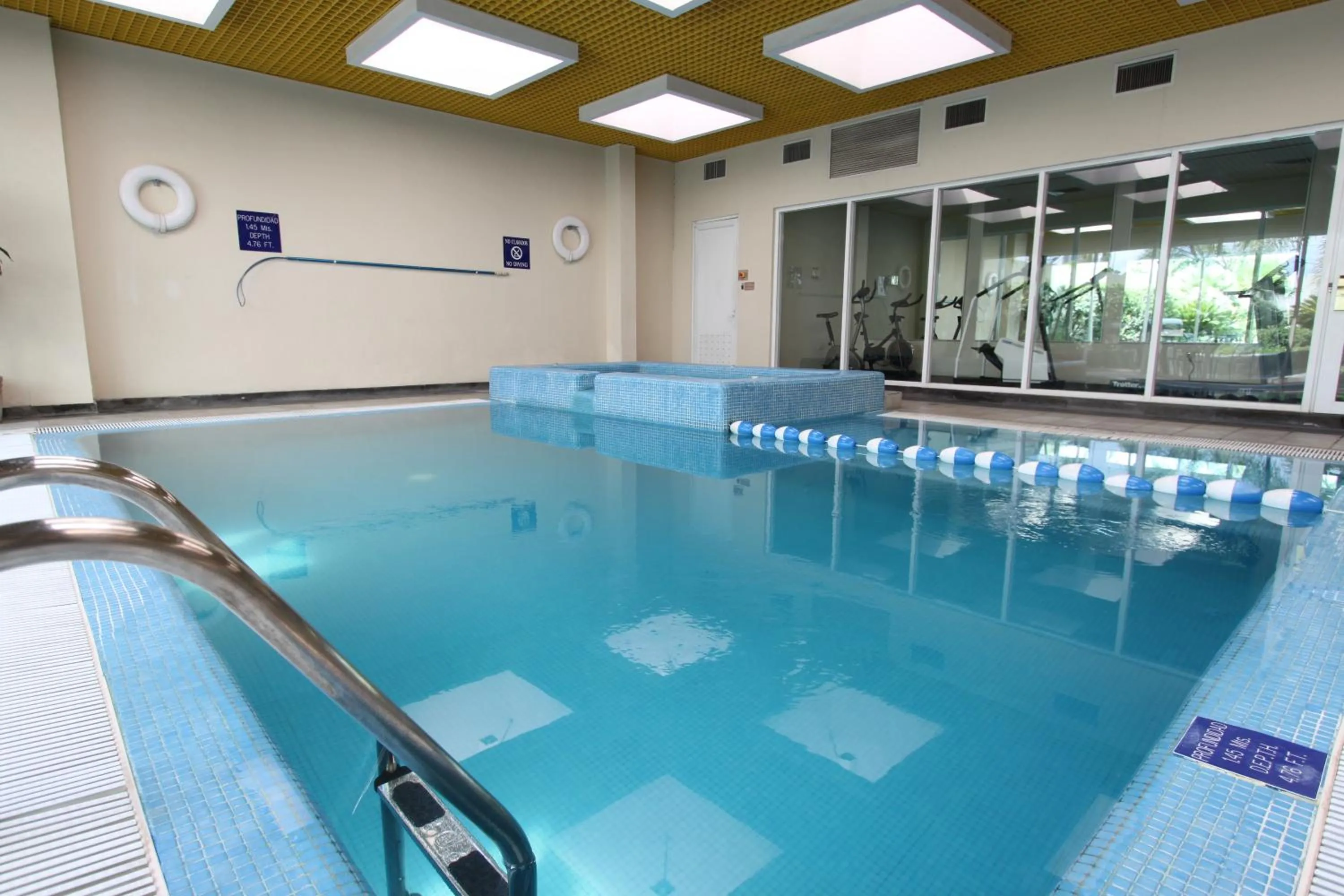 Swimming pool in Quality Inn Monterrey La Fe