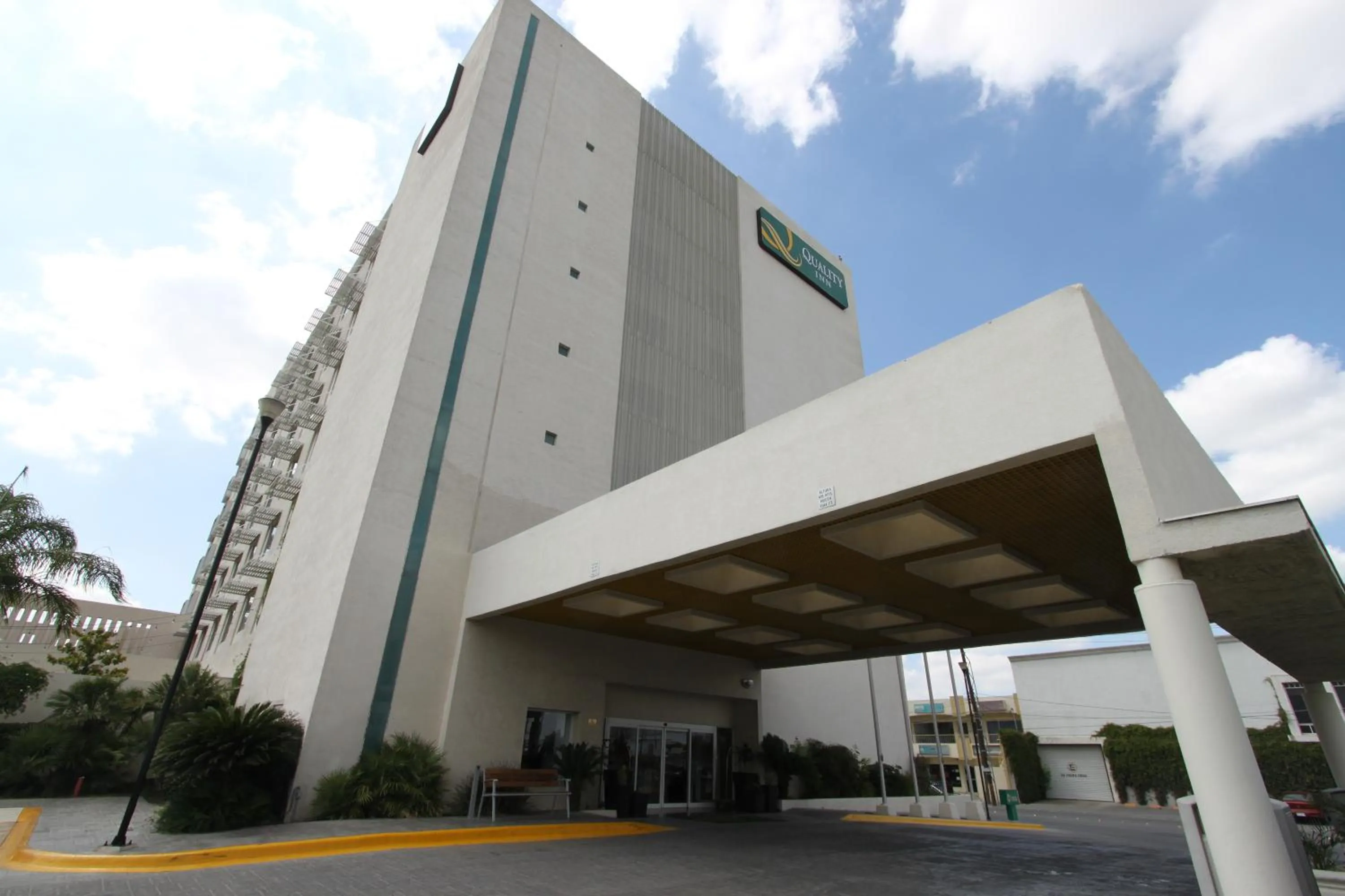 Property building in Quality Inn Monterrey La Fe
