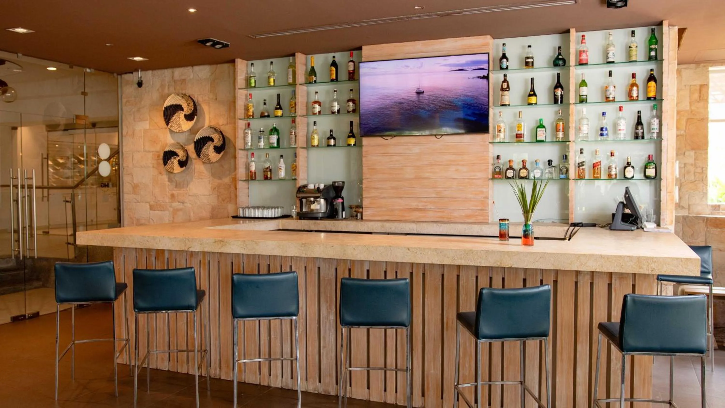 Lounge or bar in Holiday Inn Acapulco La Isla by IHG